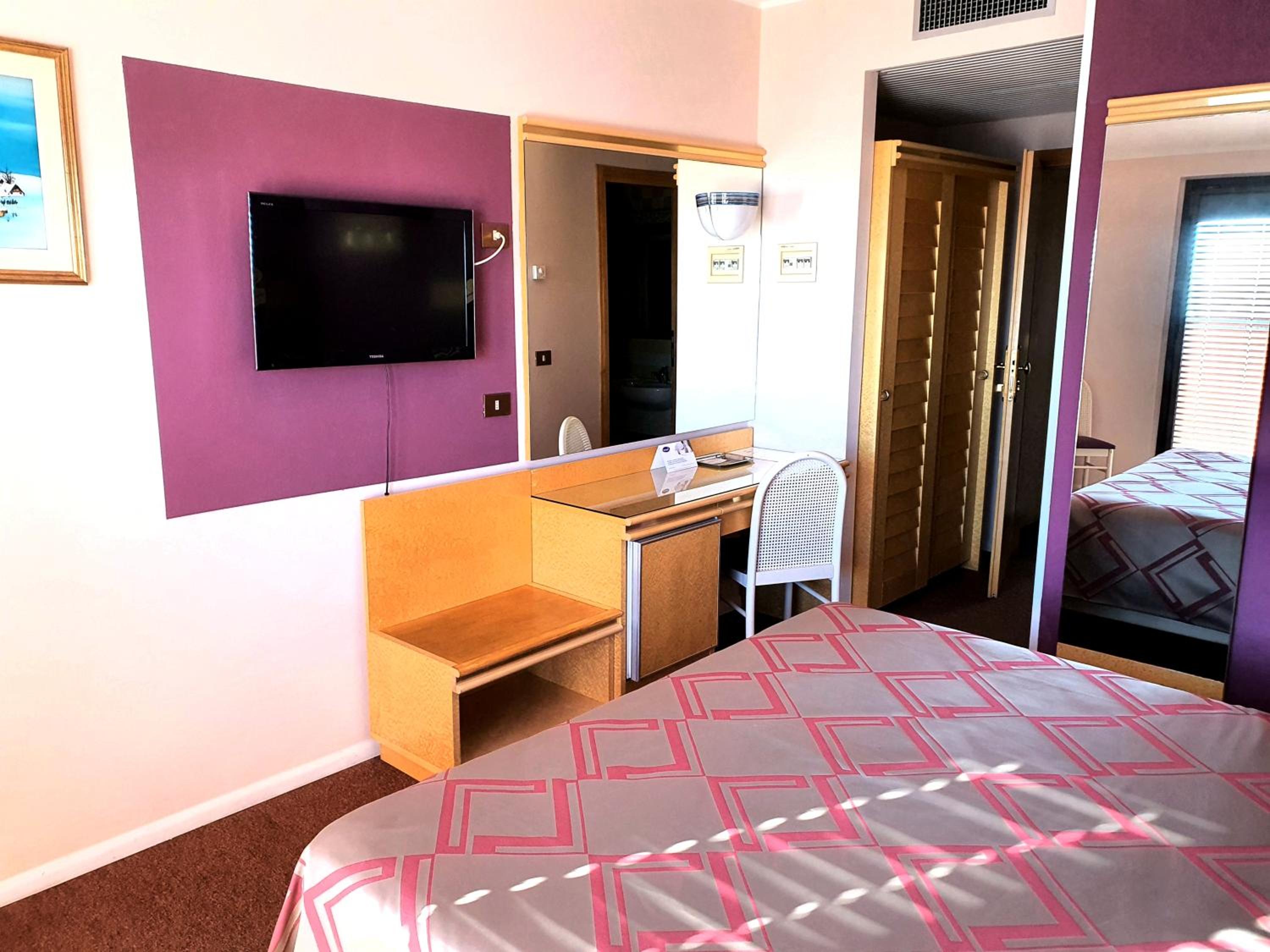 Double Room with Balcony and Sea View - Photo 9
