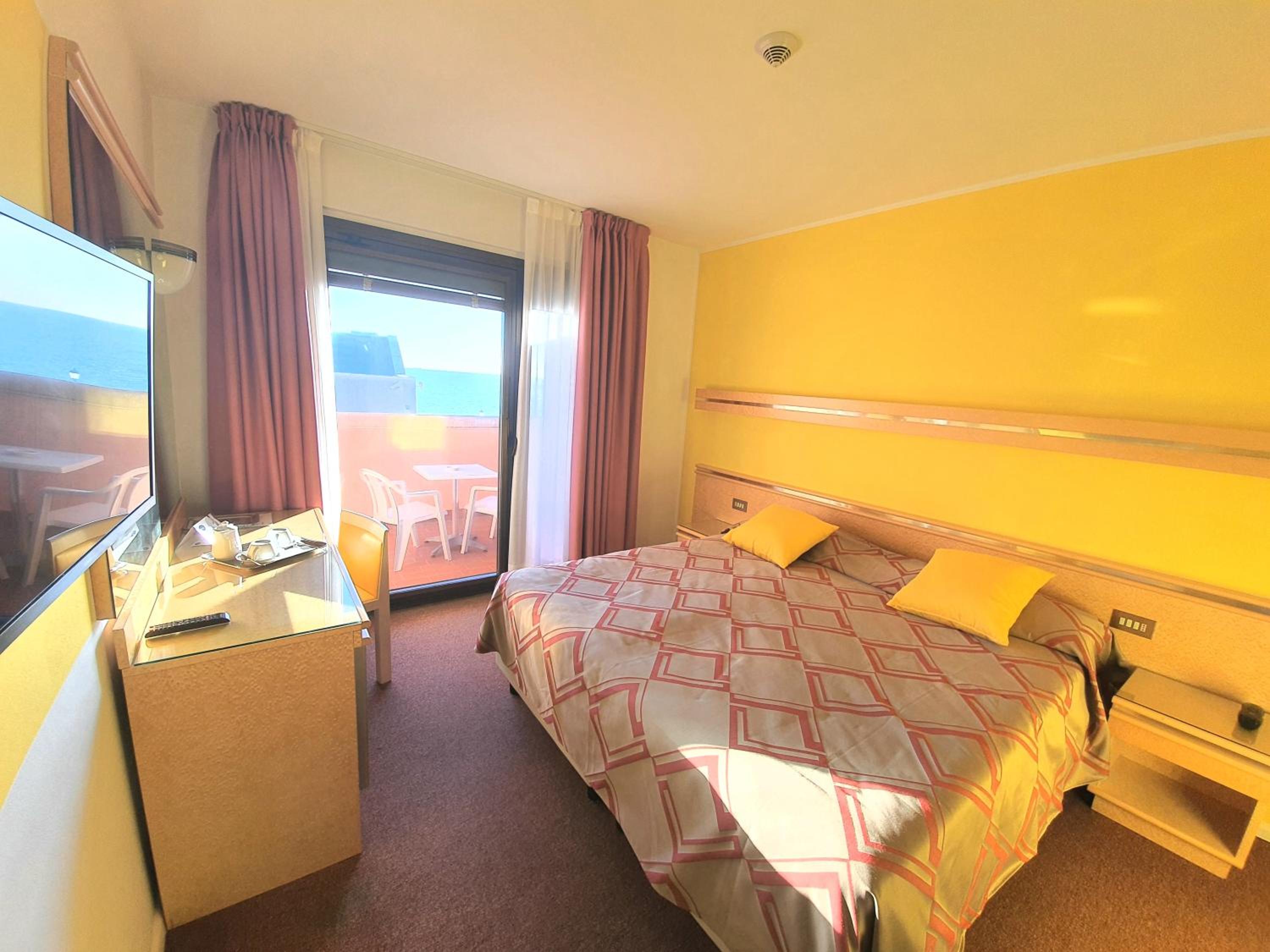 Double Room with Balcony and Sea View - Photo 10