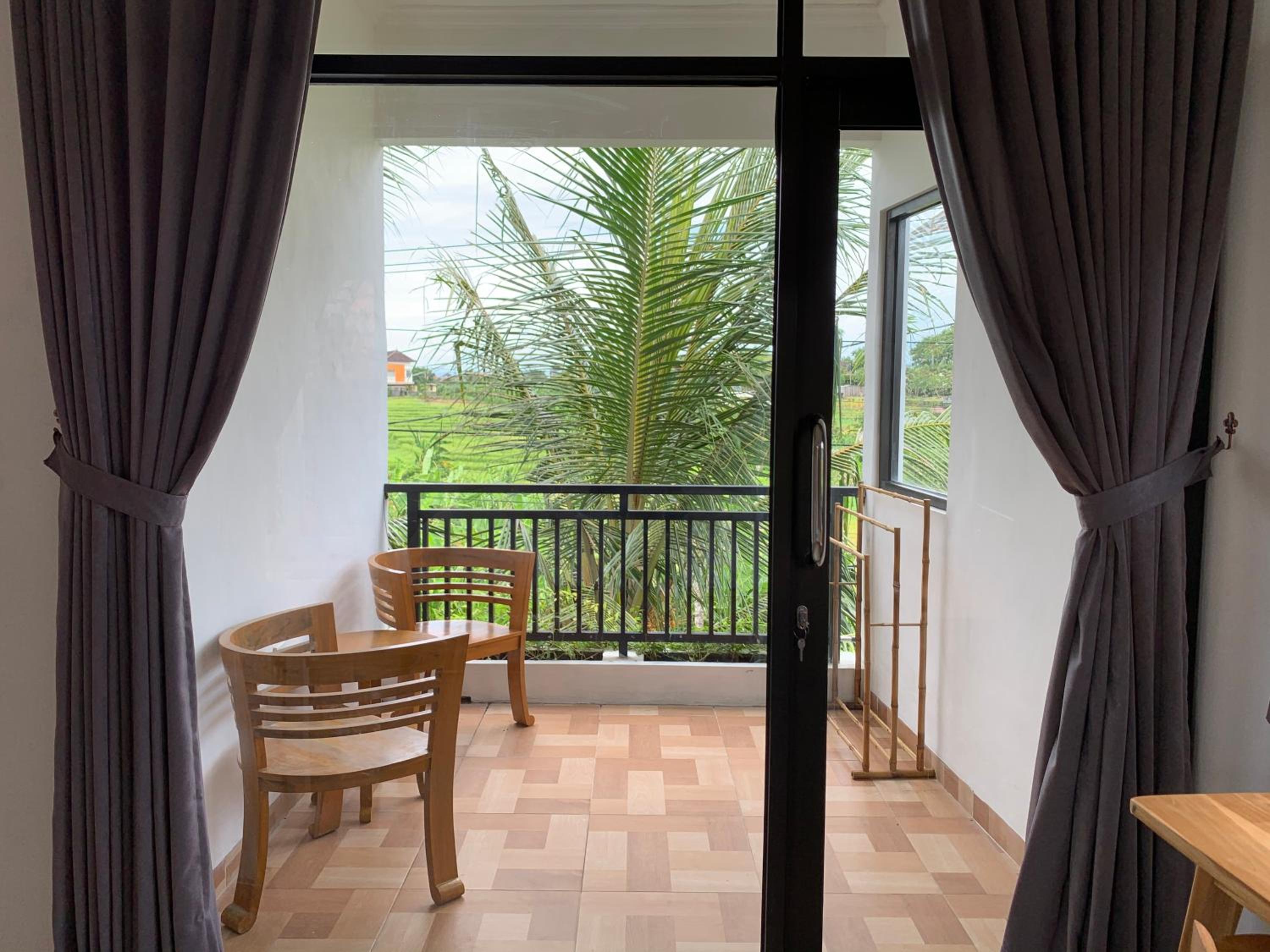 King Room with Balcony - Photo 12
