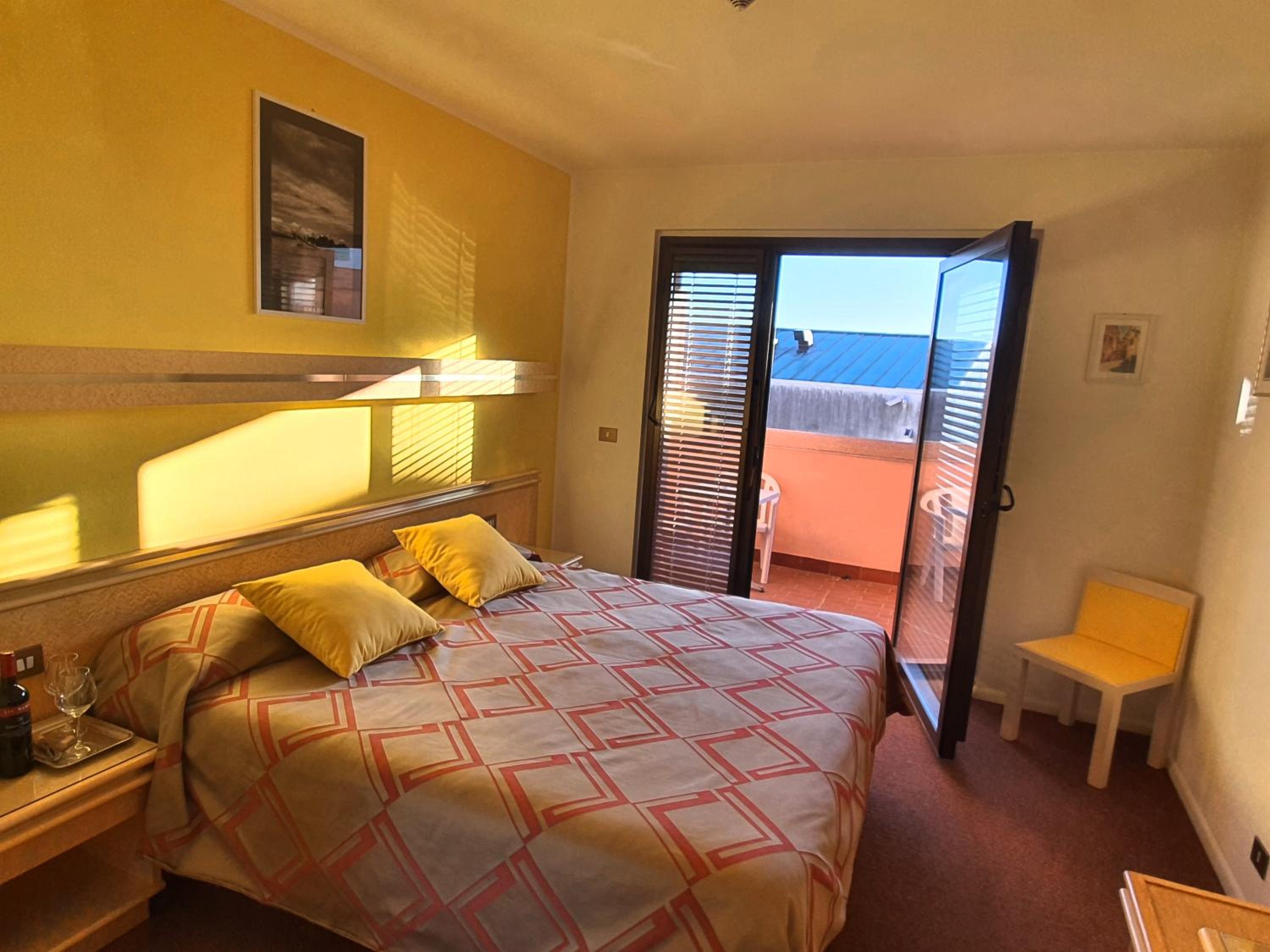 Double Room with Balcony and Sea View - Photo 11