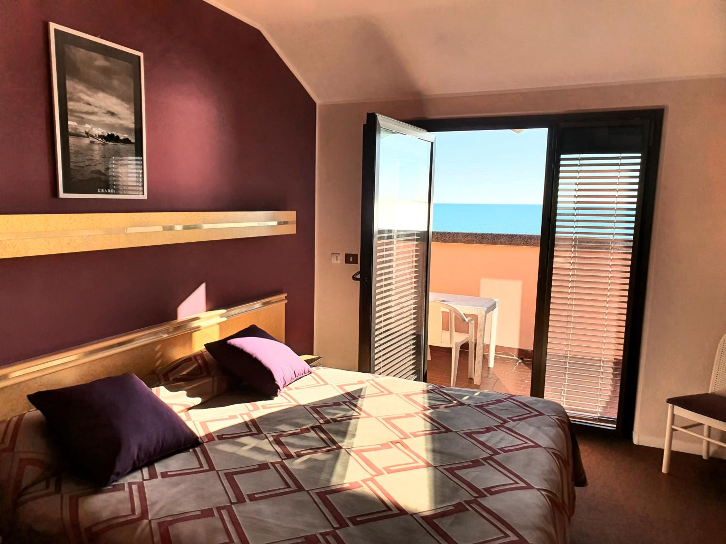 Double Room with Balcony and Sea View - Photo 1