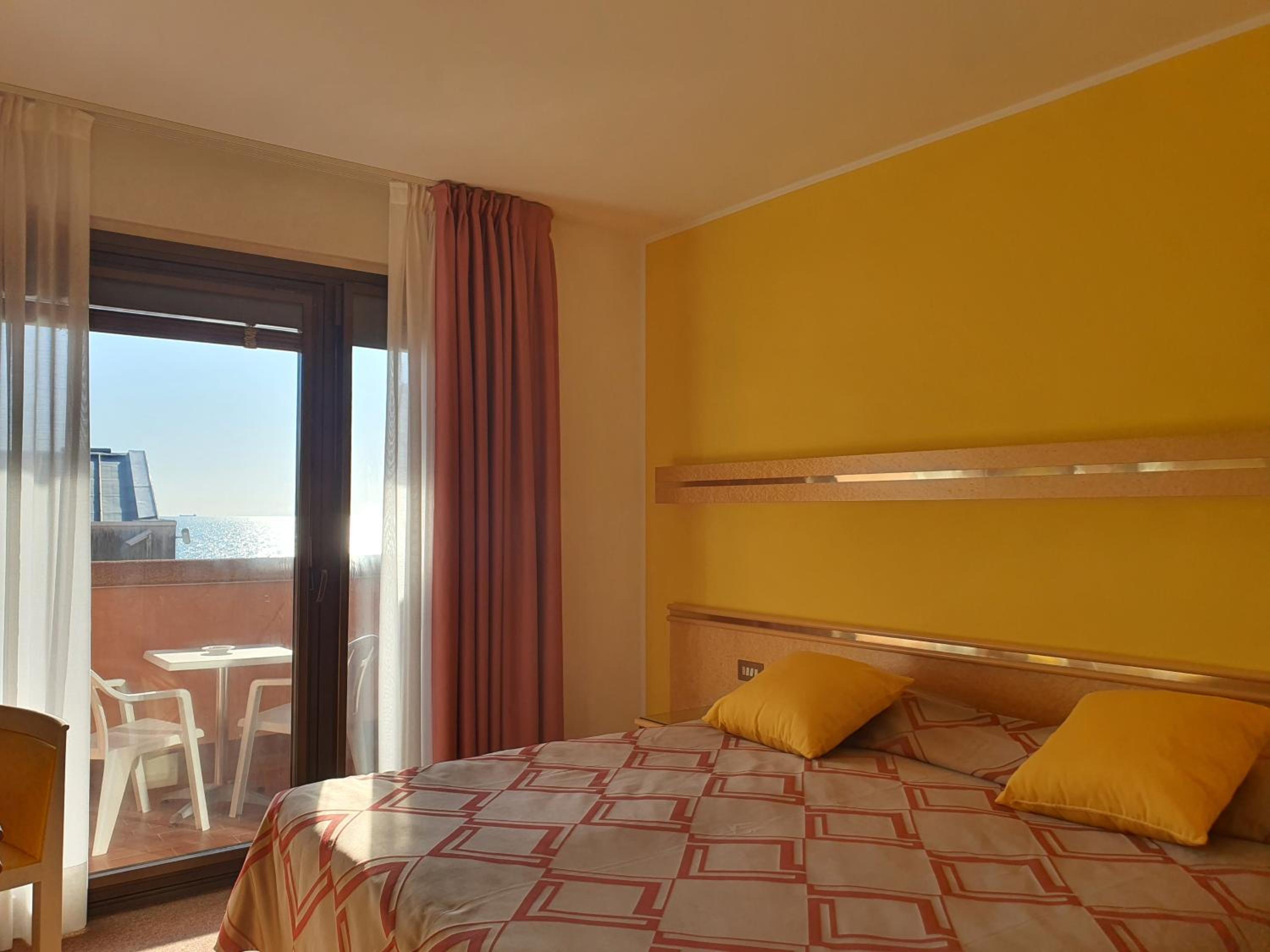 Double Room with Balcony and Sea View - Photo 12