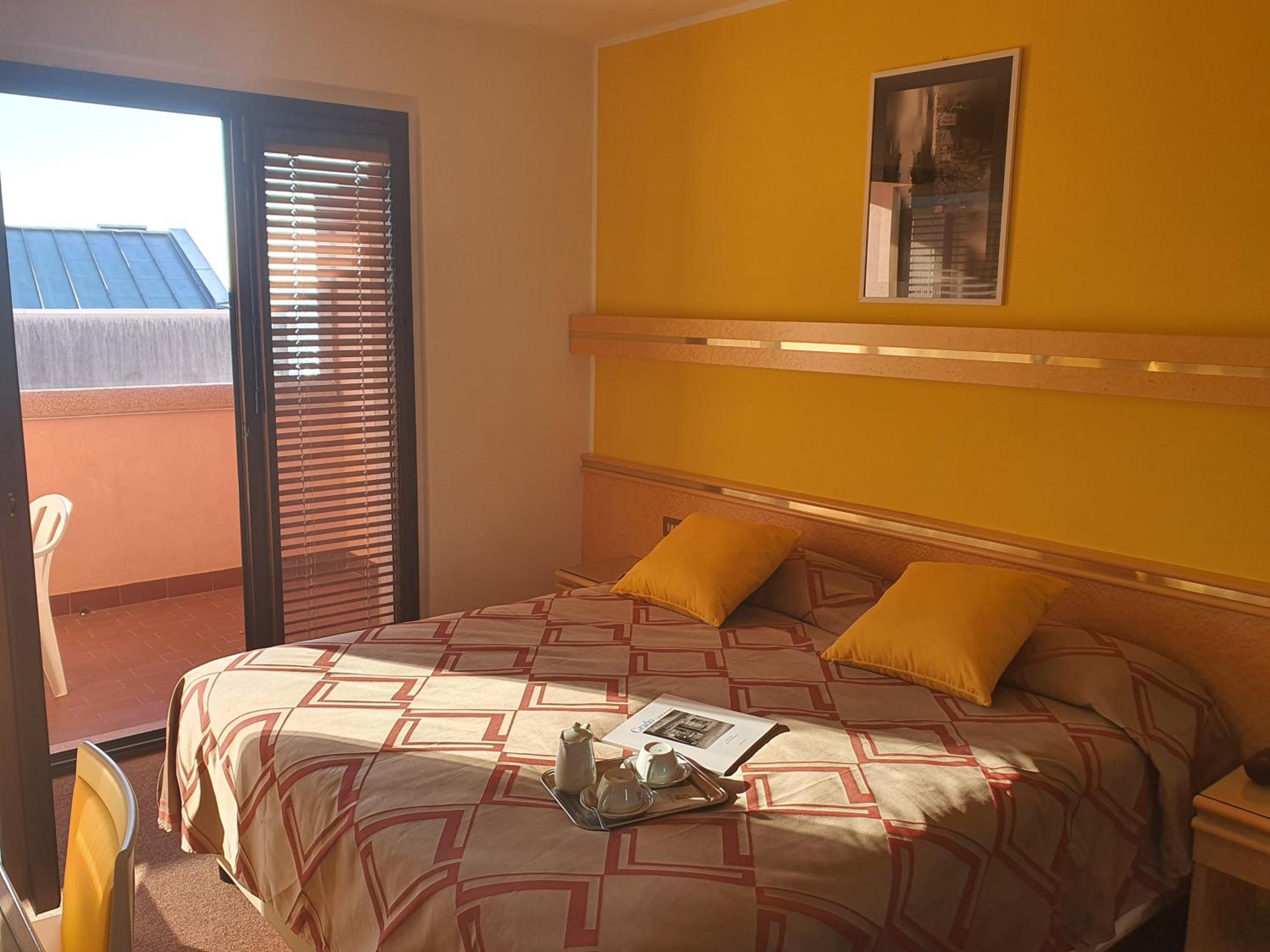 Double Room with Balcony and Sea View - Photo 5