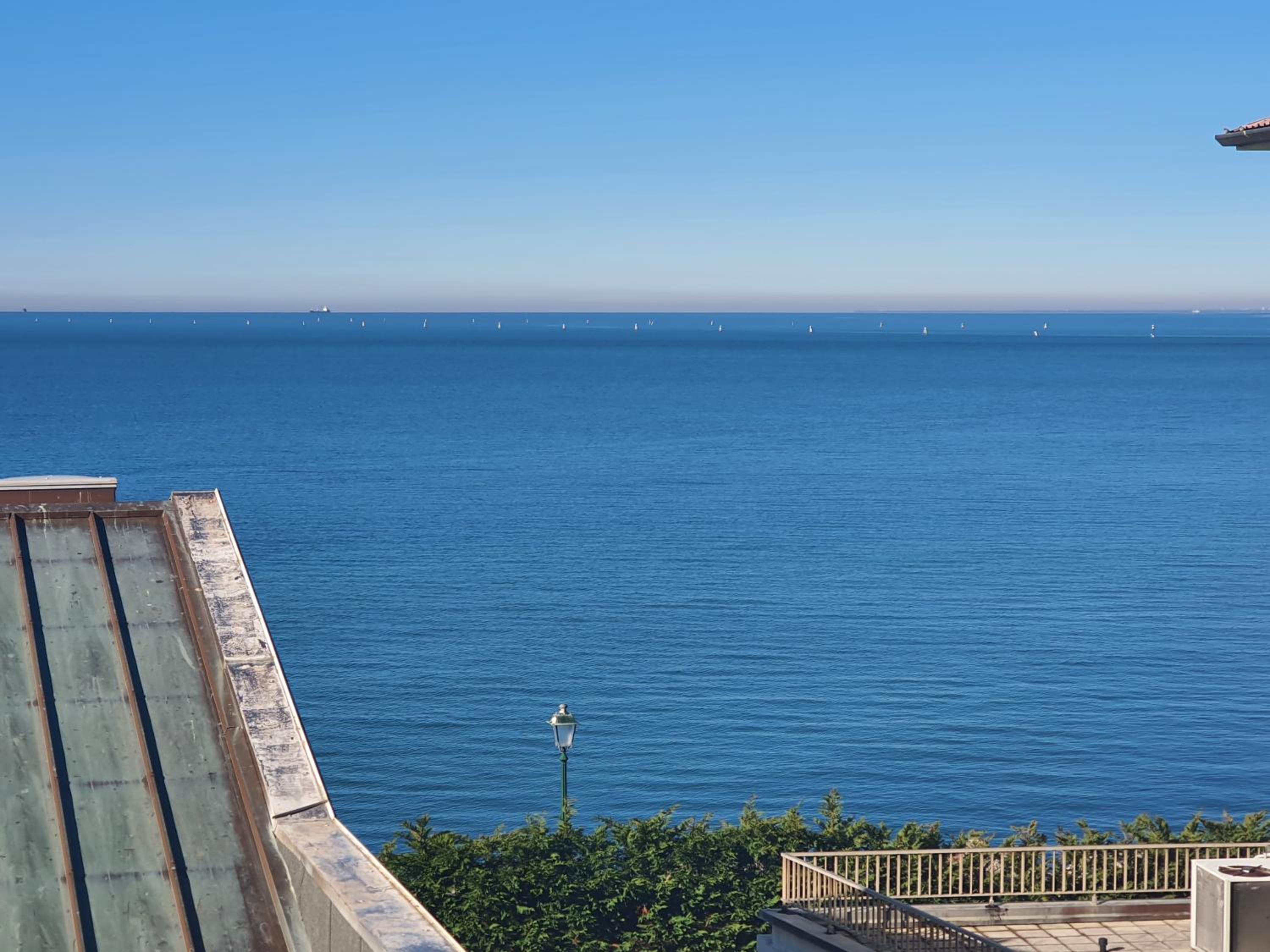 Double Room with Balcony and Sea View - Photo 14