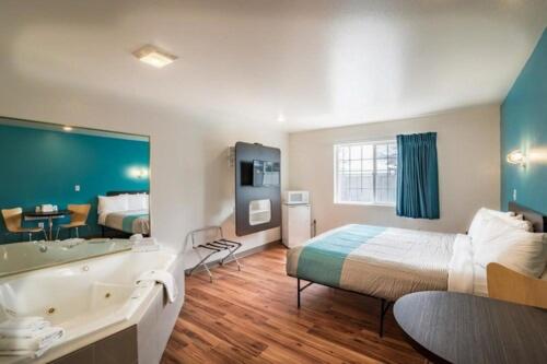 Deluxe King Room - Photo 4