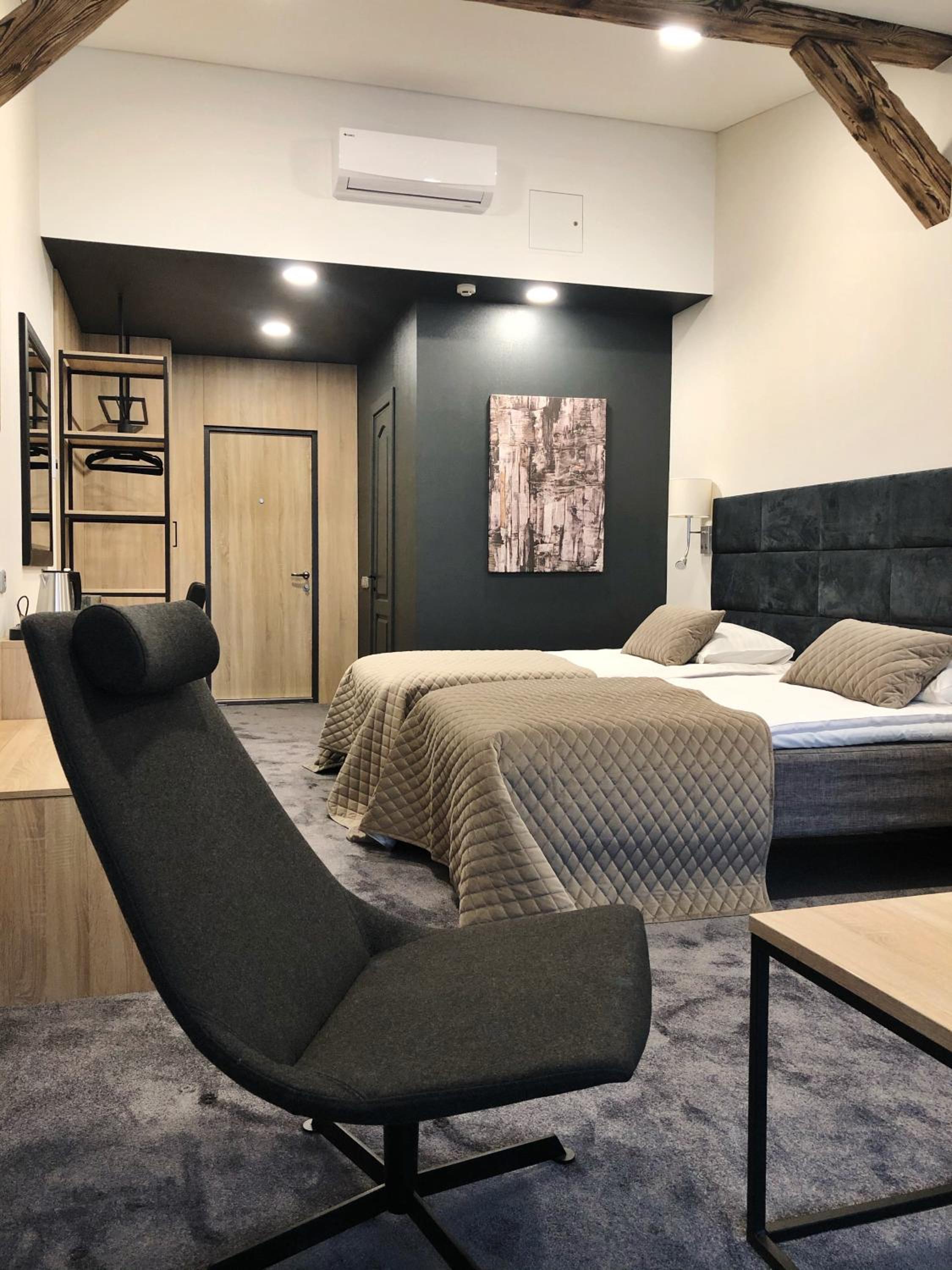 Double or Twin Room with Balcony - Photo 8