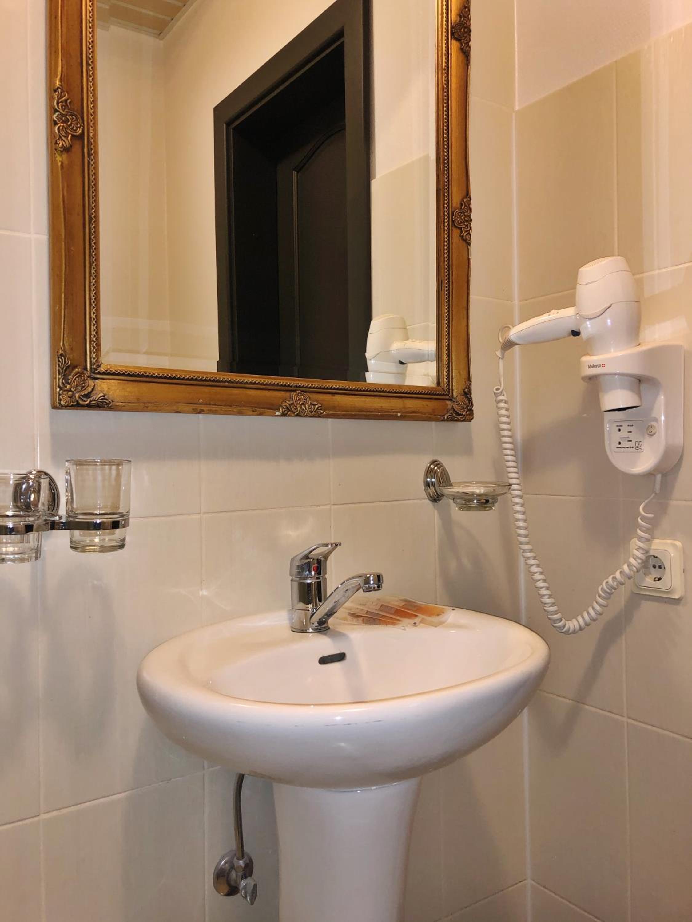 Double or Twin Room with Balcony - Photo 14