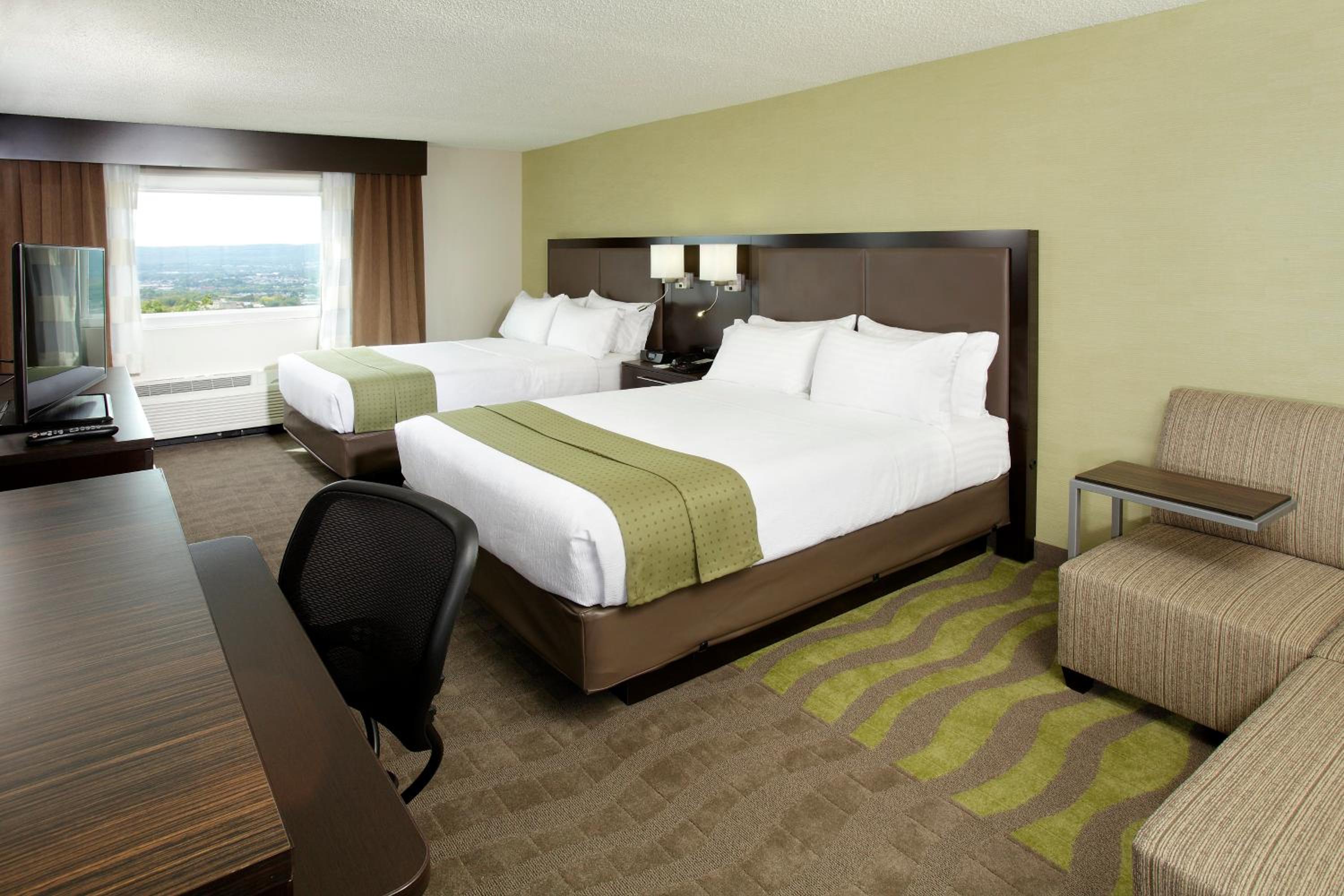 Standard Queen Room with Two Queen Beds - Photo 2