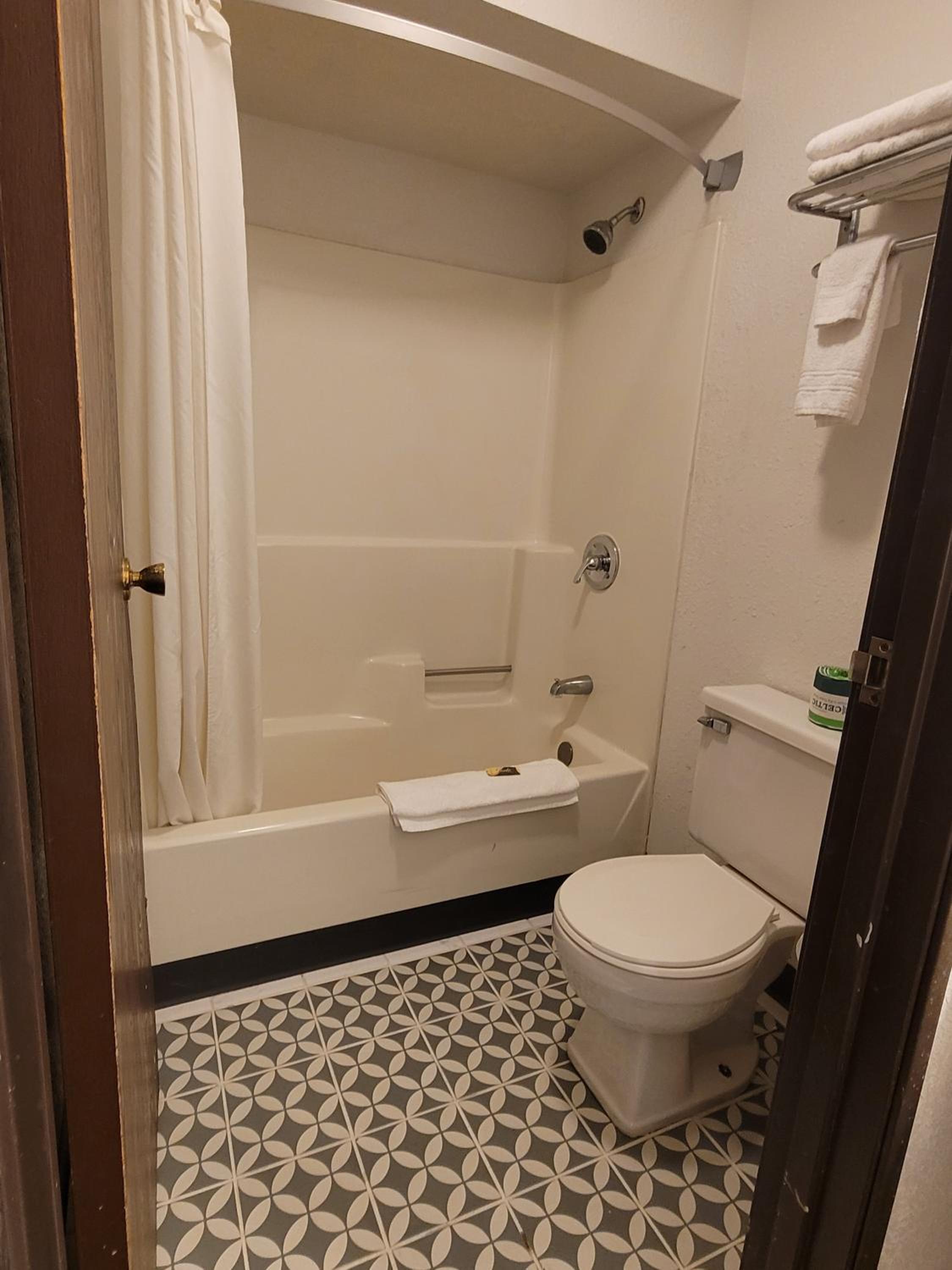 Double Room with Two Double Beds - Non-Smoking - Photo 3