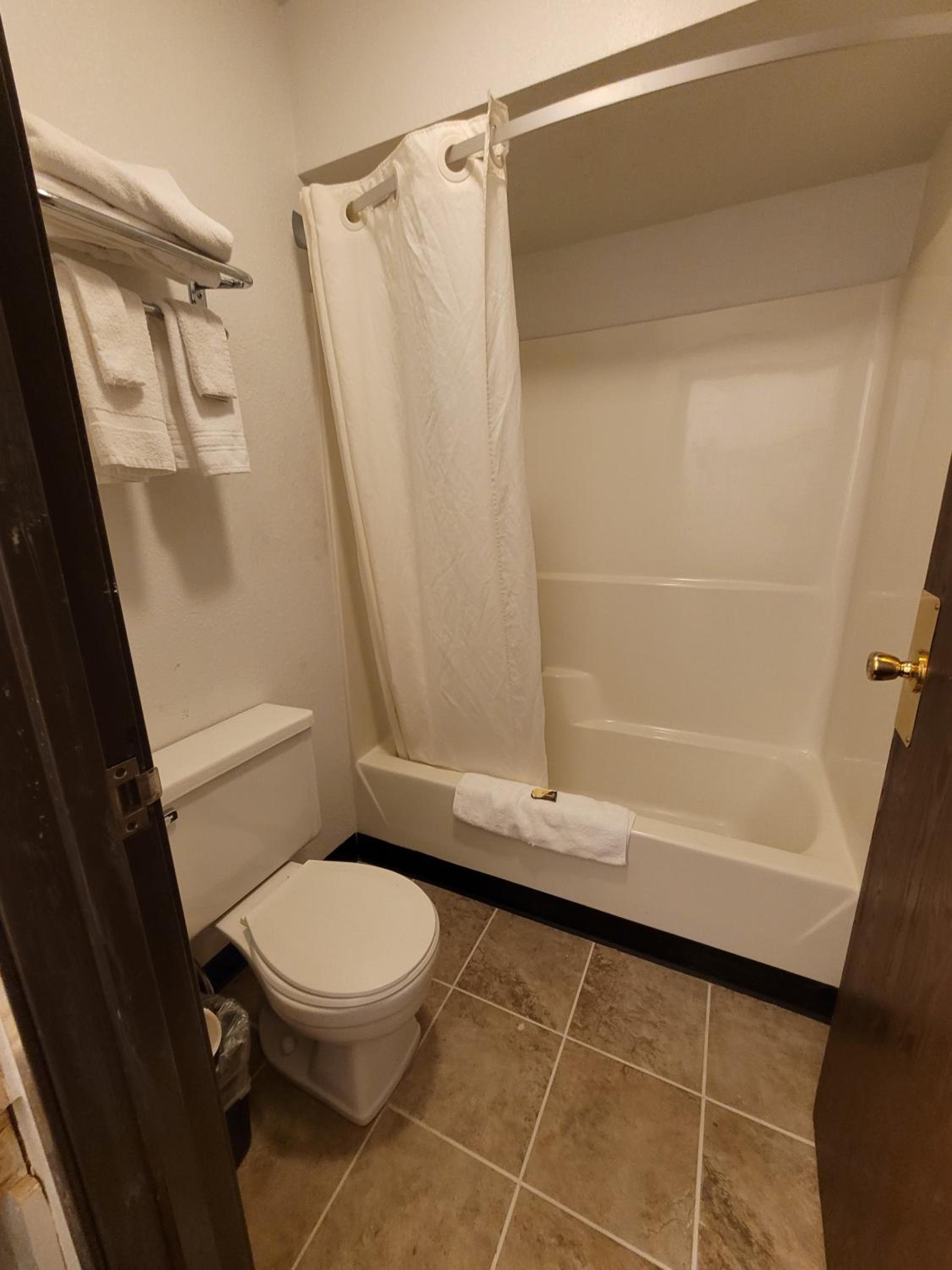 King Room - Non-Smoking - Photo 4