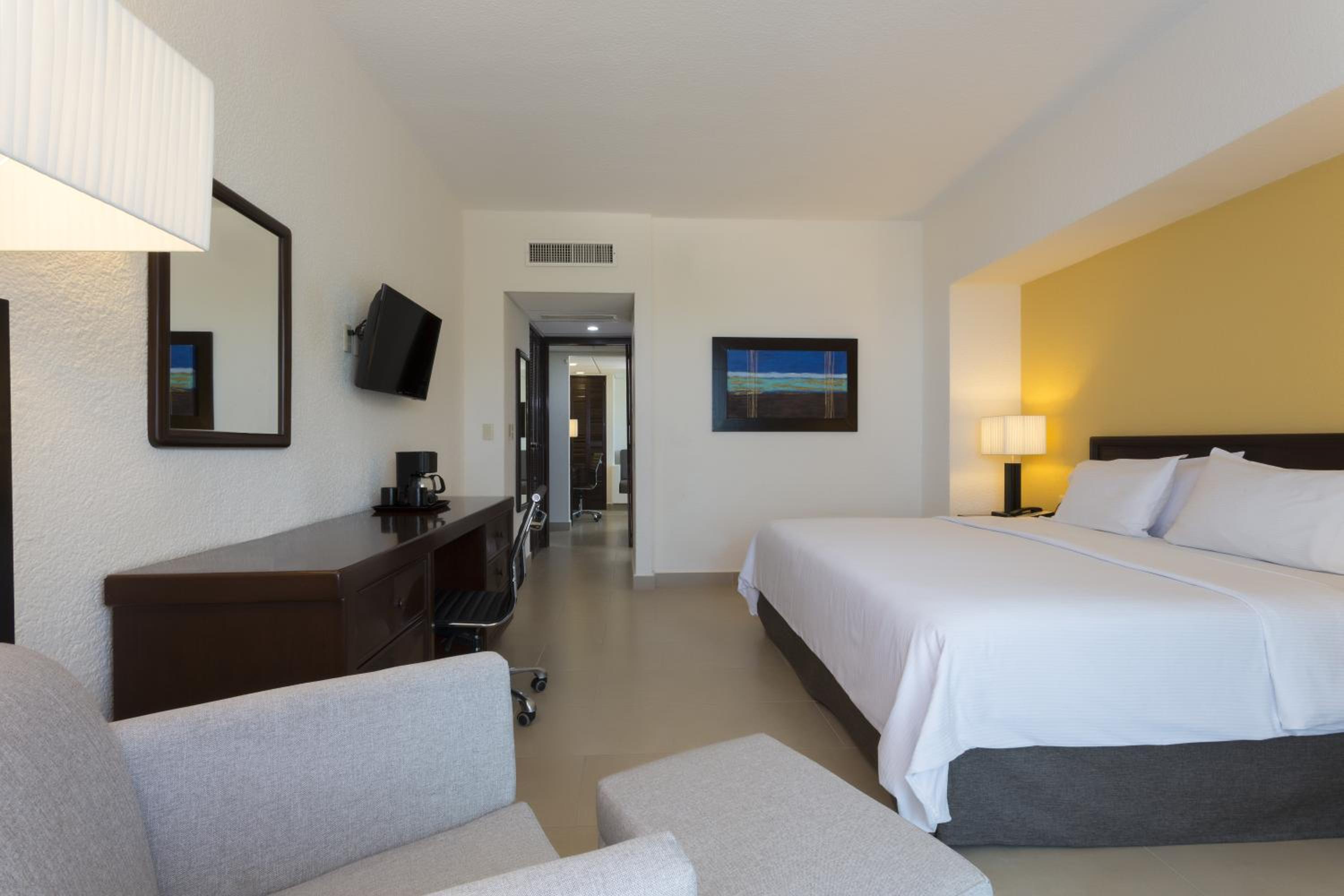Standard King Room photo 1