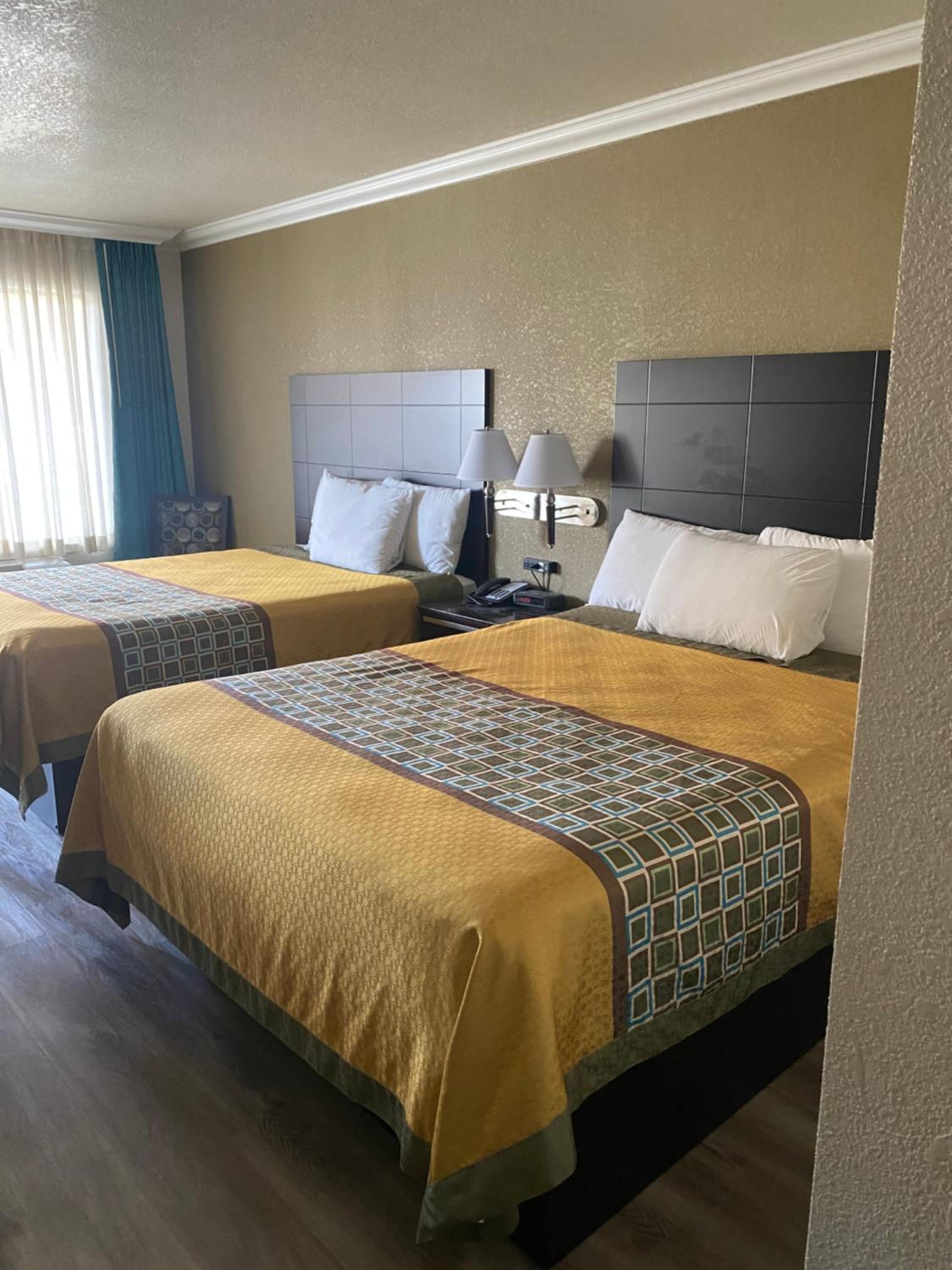 Queen Room with Two Queen Beds - Photo 4