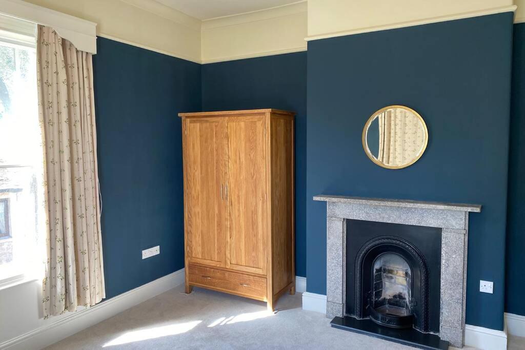 Six-Bedroom House photo 1