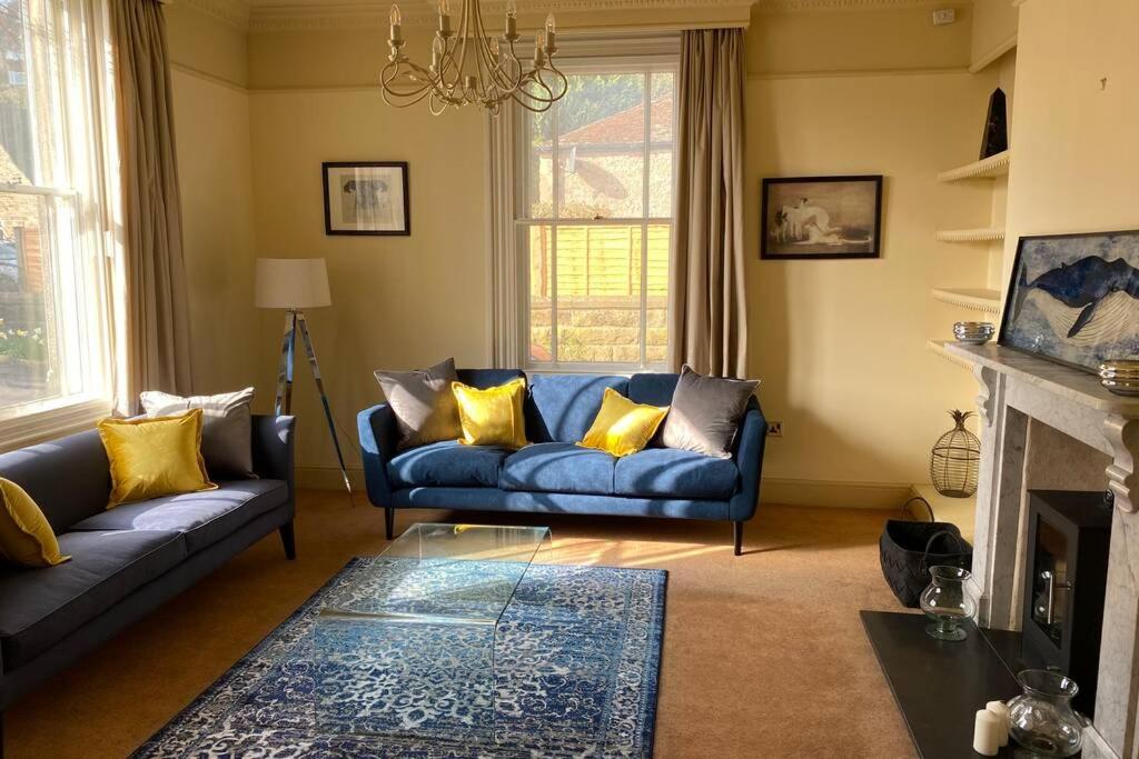 Six-Bedroom House photo 2