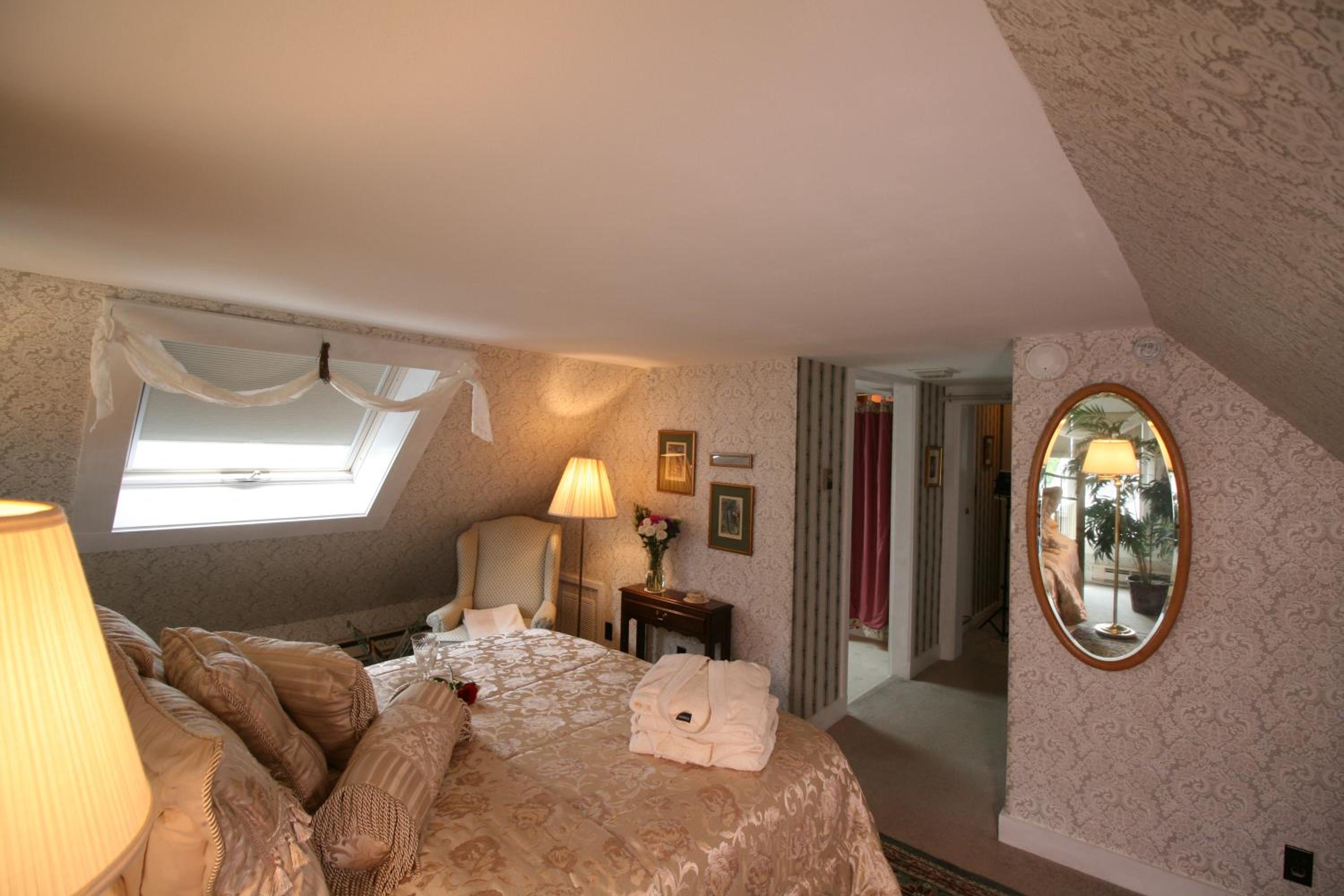 Deluxe Queen Suite