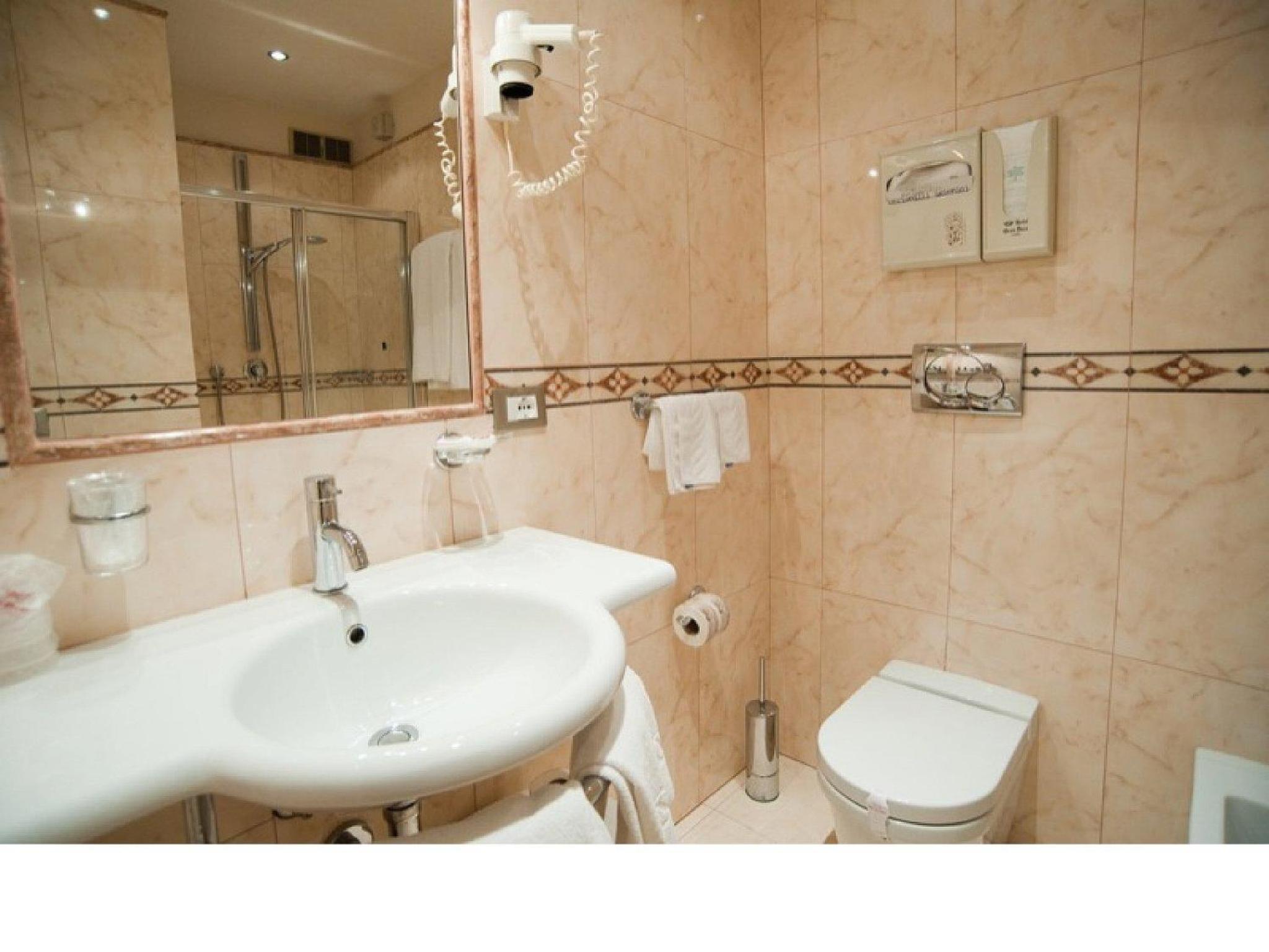 Superior Double or Twin Room - Photo 12