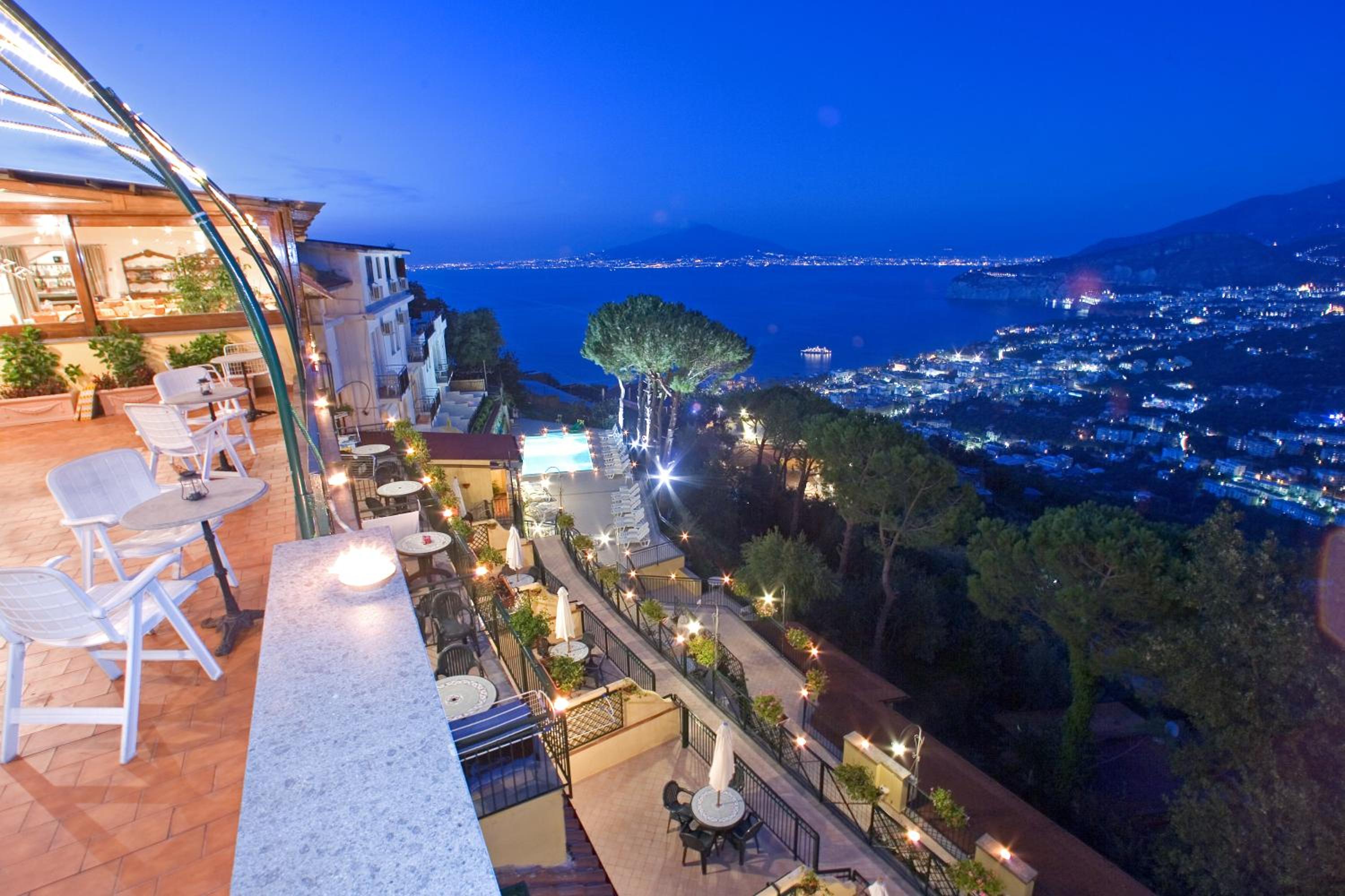 Studio with Balcony and Sea View (2 Adults) - Photo 2
