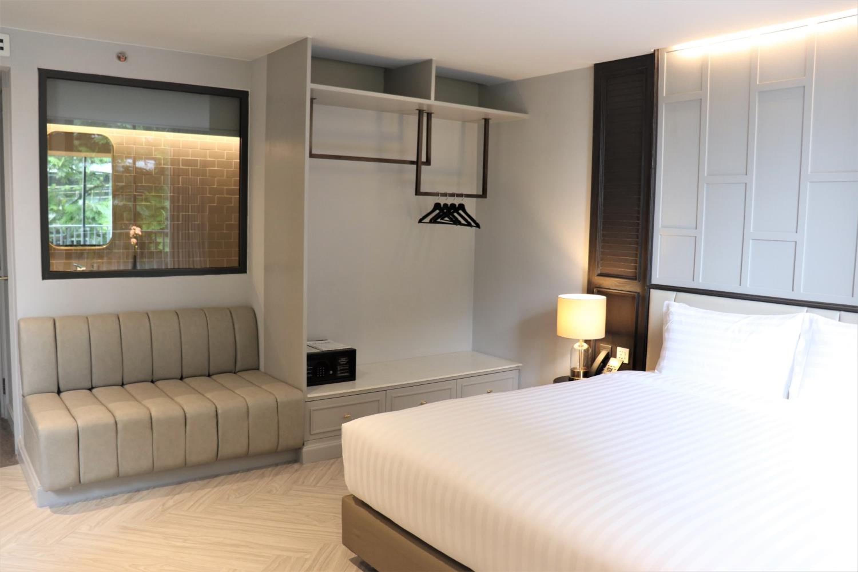 Deluxe Corner Suite photo 3