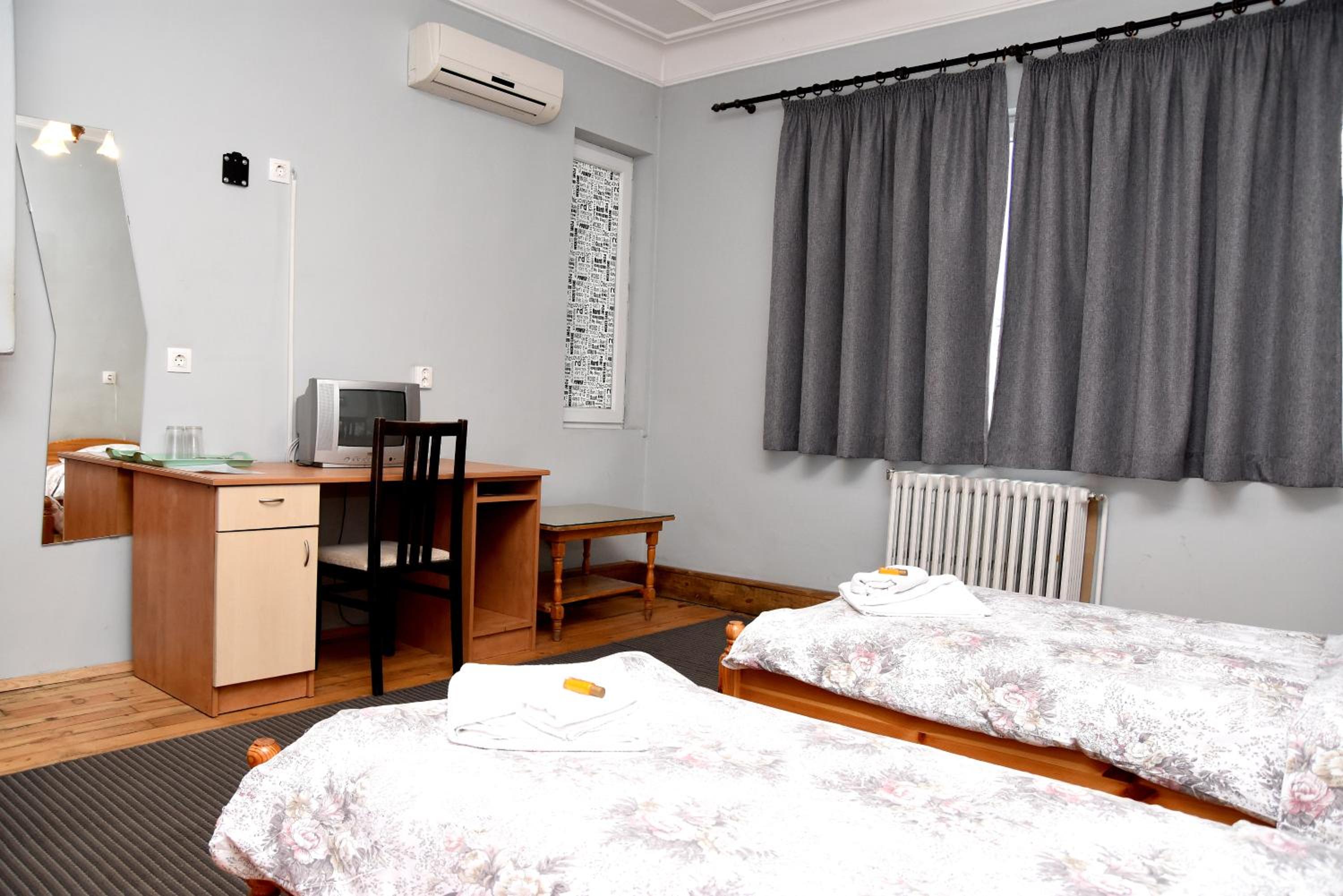 Deluxe Double Room with Private Bathroom - Photo 6