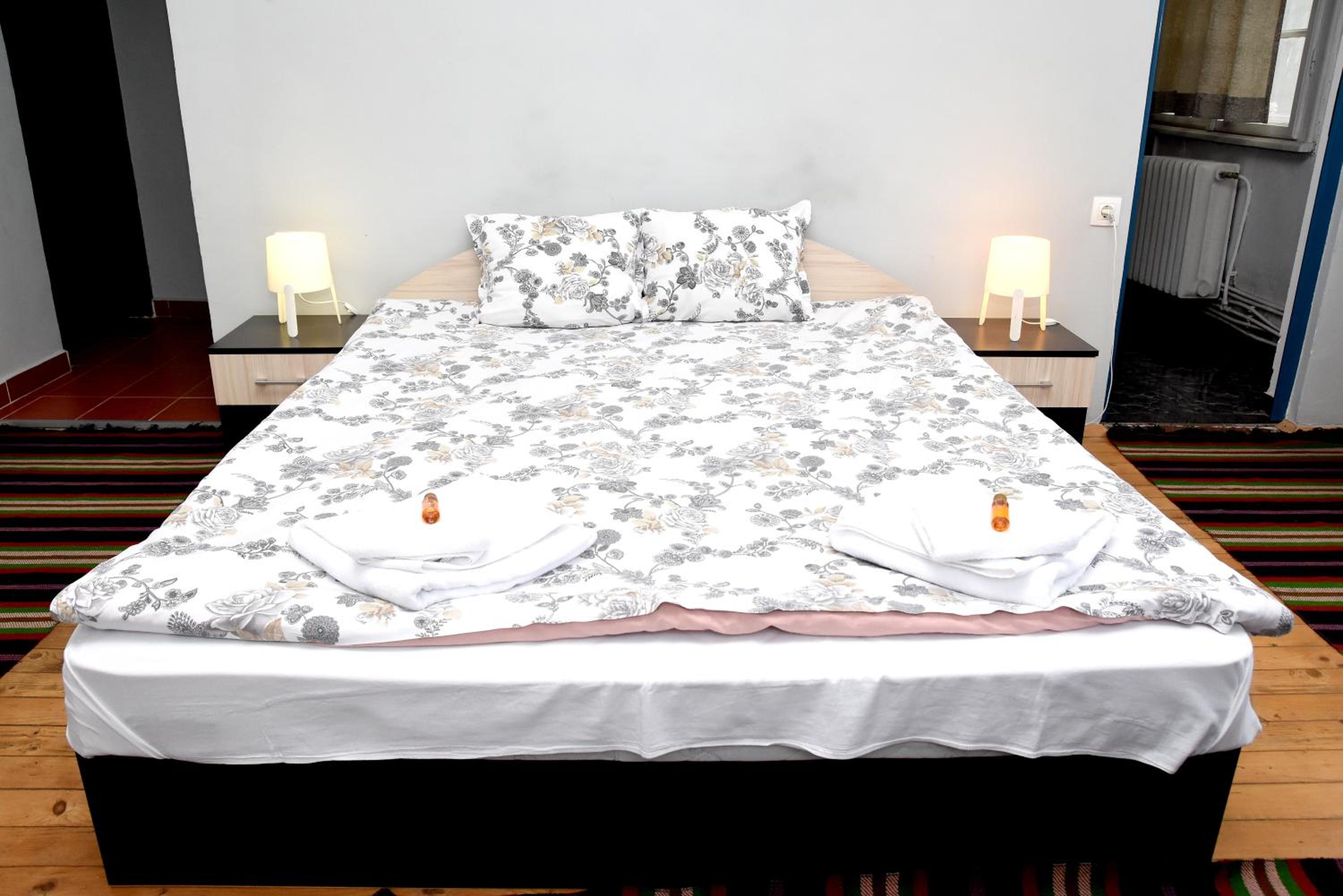 Deluxe King Room - Photo 16
