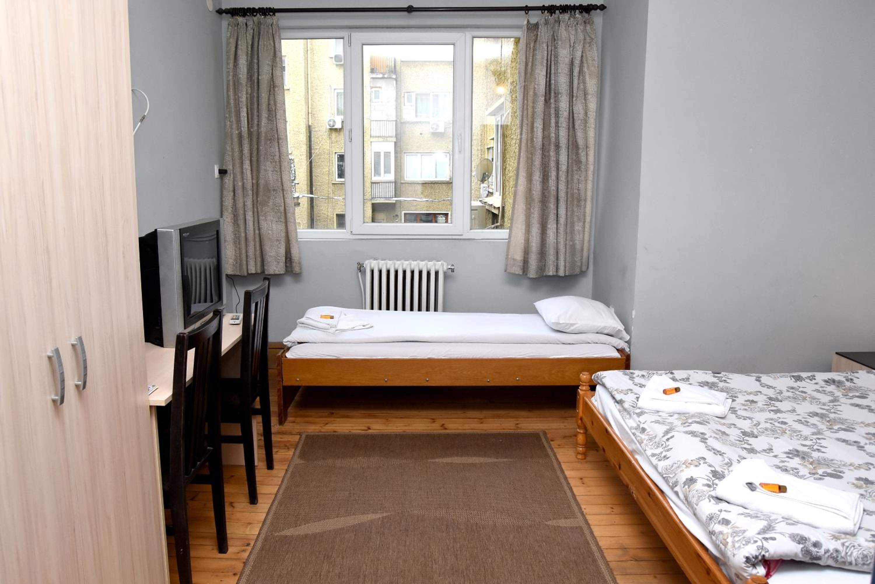 Deluxe Double Room with Private Bathroom - Photo 13