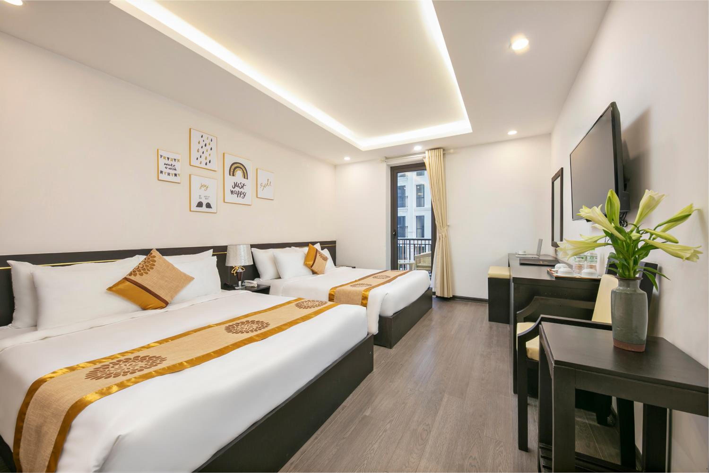 Family Room with Balcony photo 3