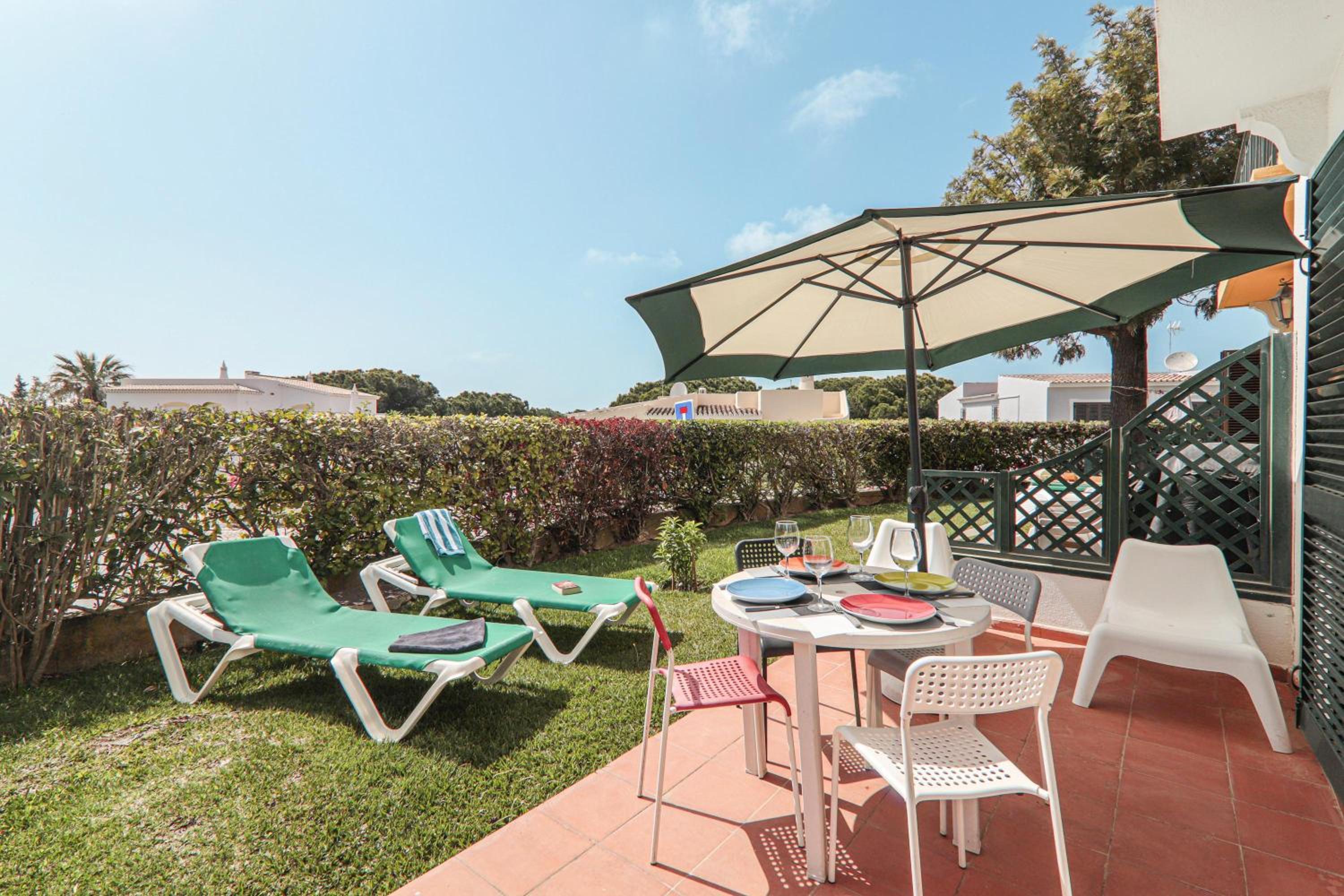 Two-Bedroom Deluxe Apartment with Garden View photo 2