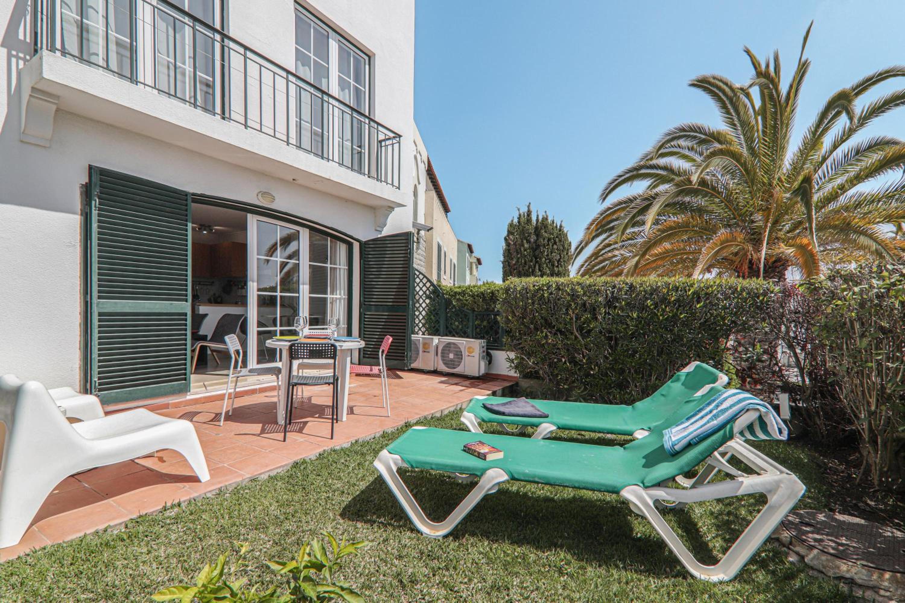 Two-Bedroom Deluxe Apartment with Garden View photo 3