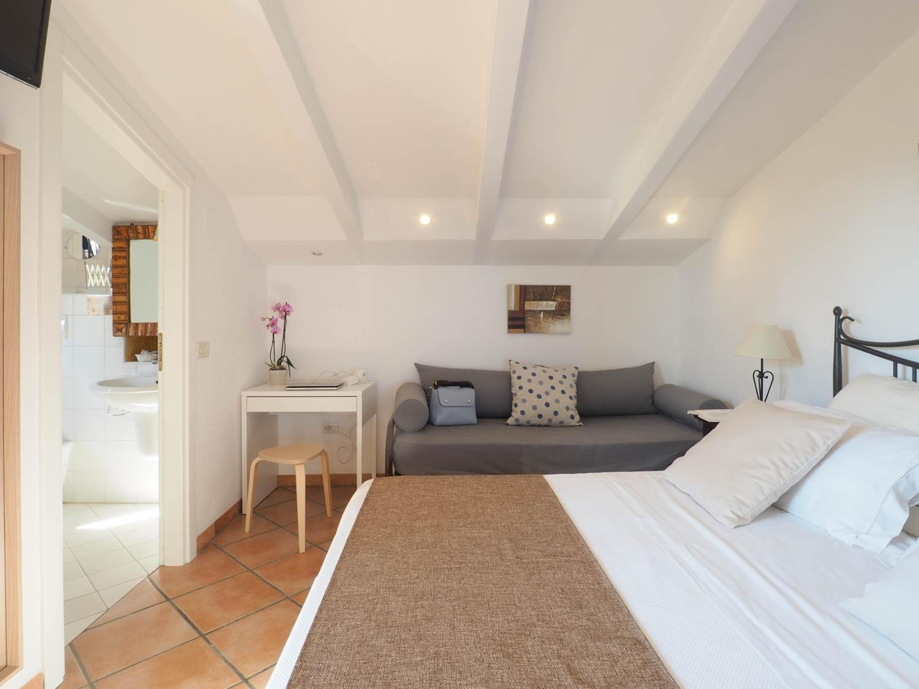 Classic Triple Room - Photo 9