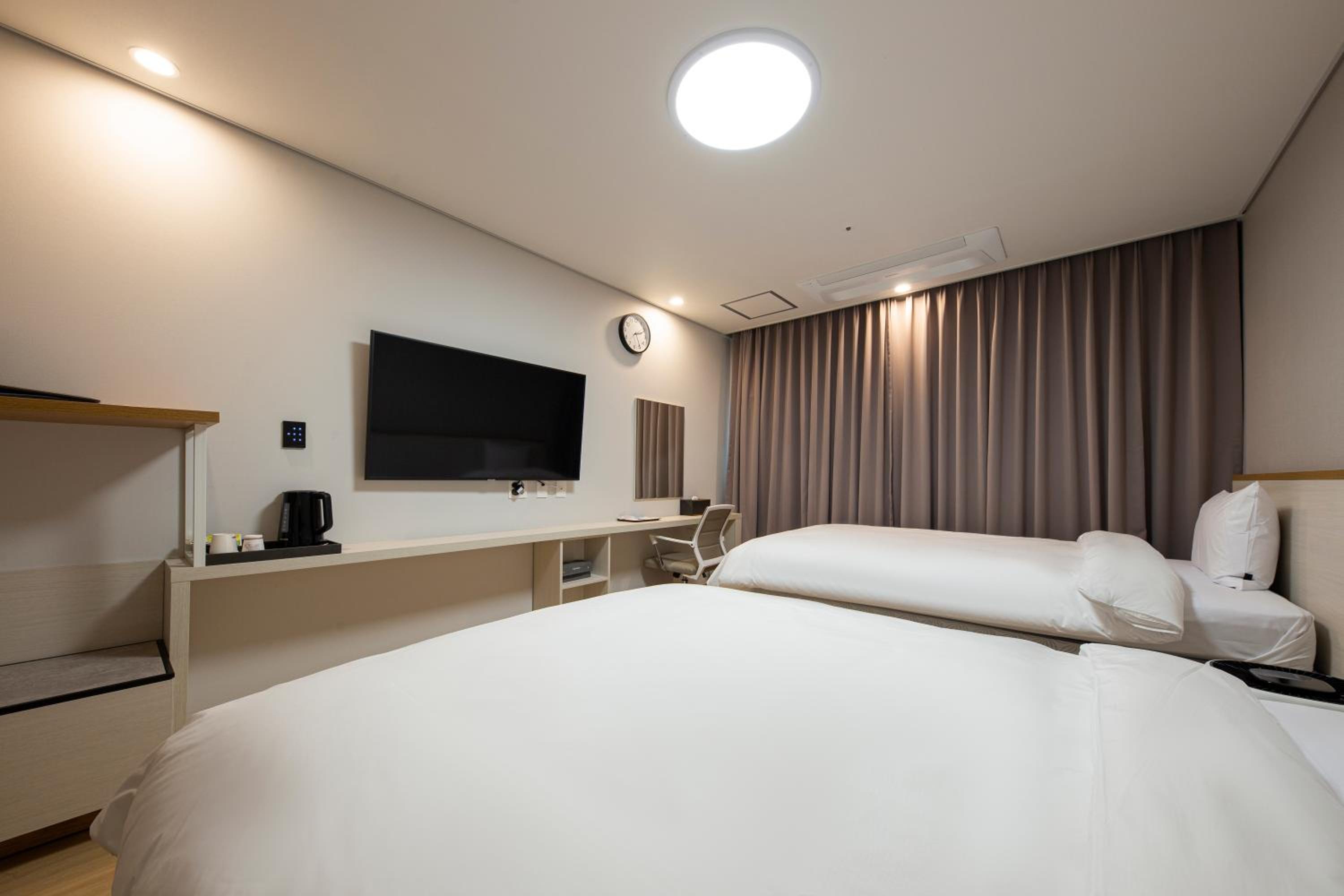 Standard Twin Room - Photo 3