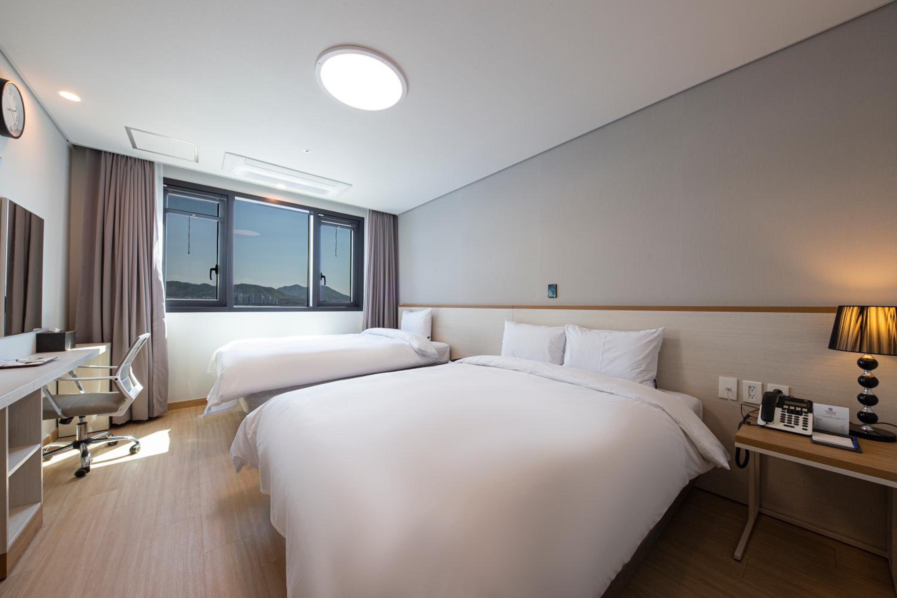 Standard Twin Room - Photo 1