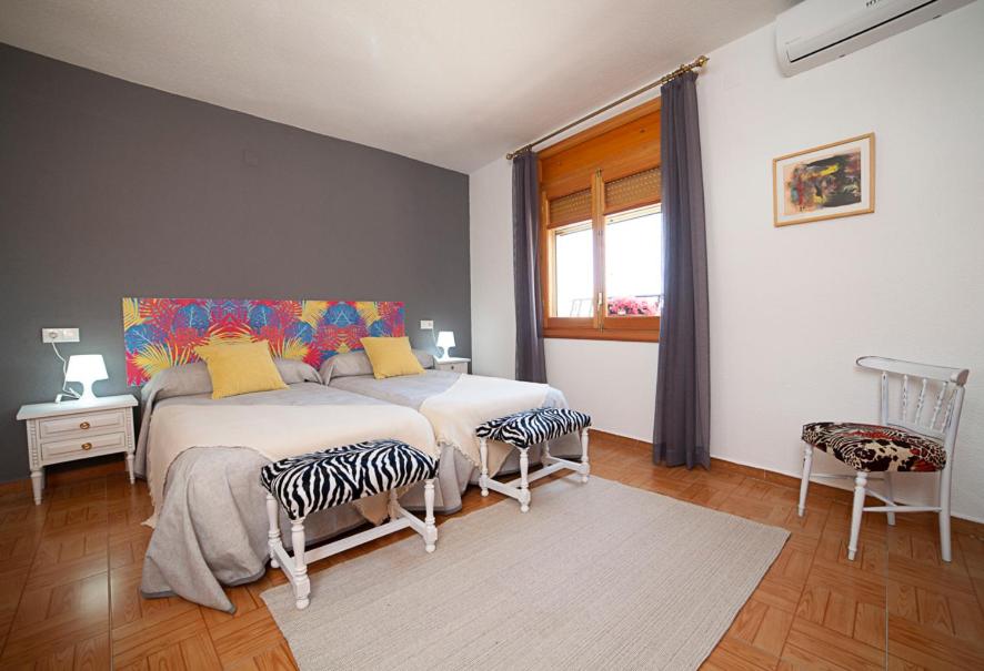 Six-Bedroom House photo 3