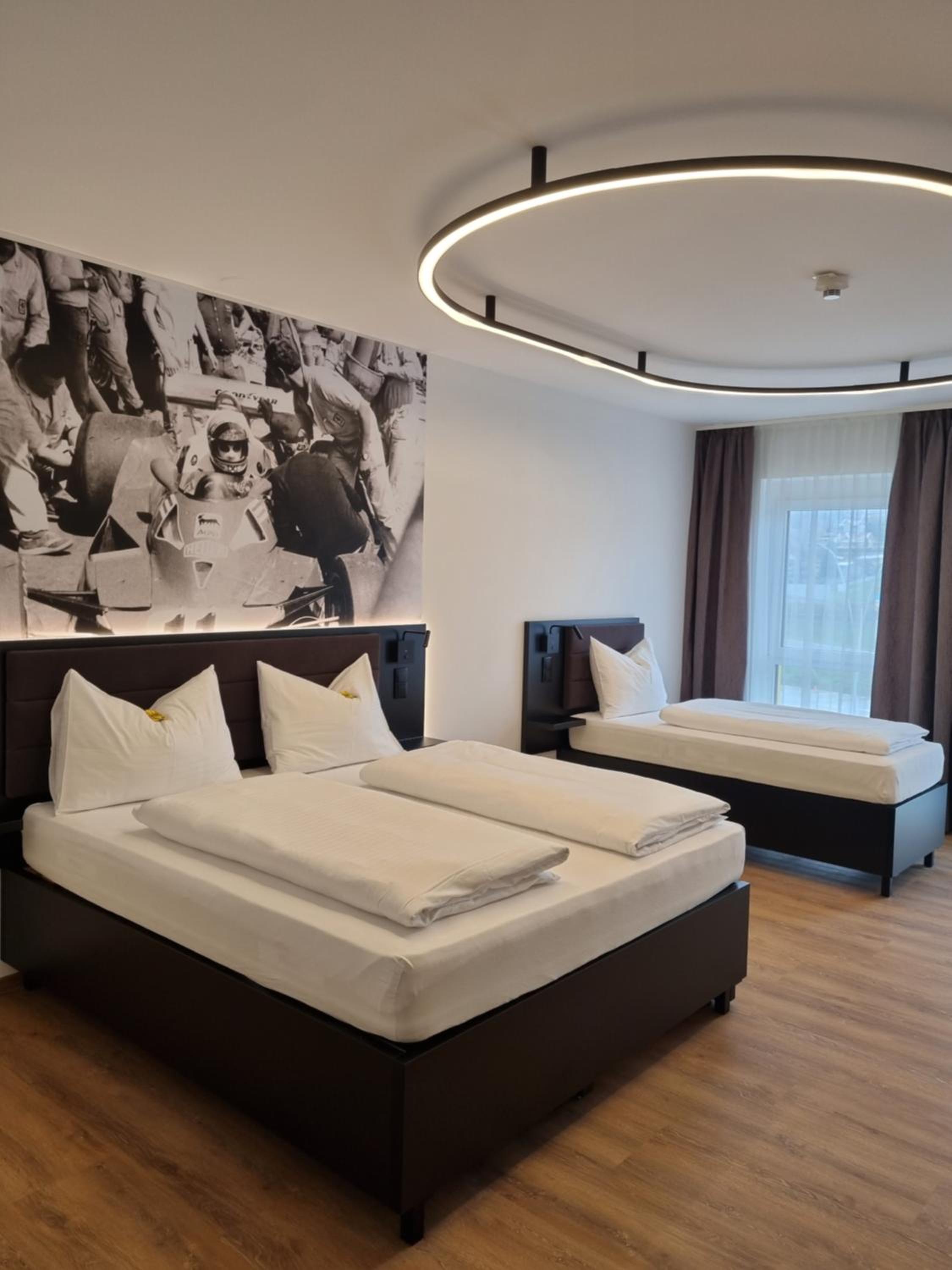 Double or Twin Bedroom - 6 Cylinder photo 2