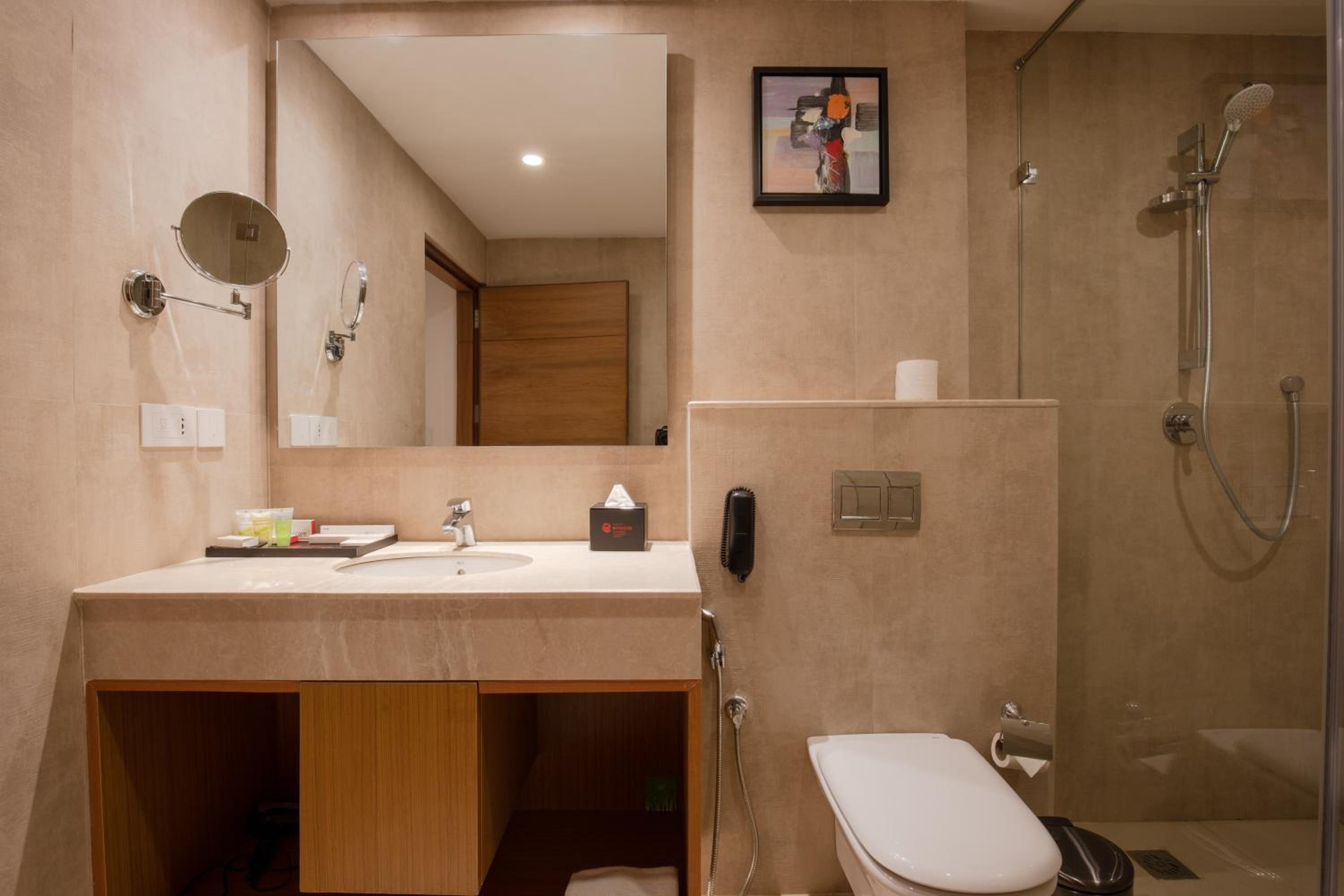 Deluxe King Room,with Balcony and City View - Non Smoking (10% off on Food and Soft Beverages) - Photo 4