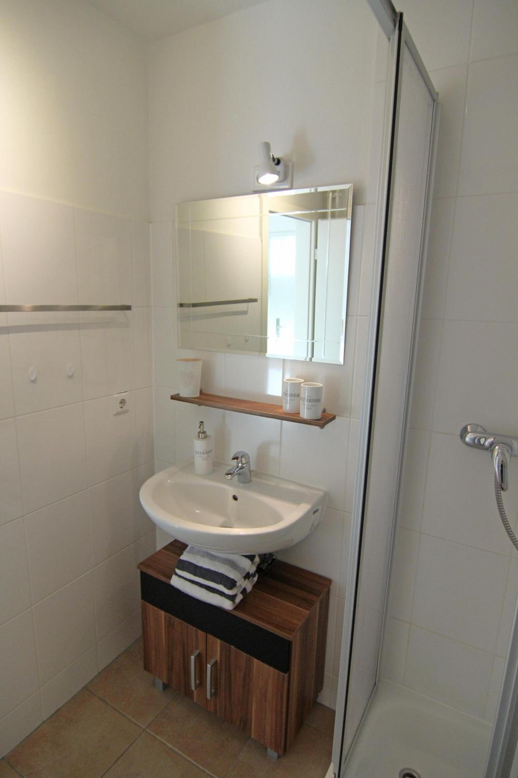 Apartment with Balcony - Photo 5