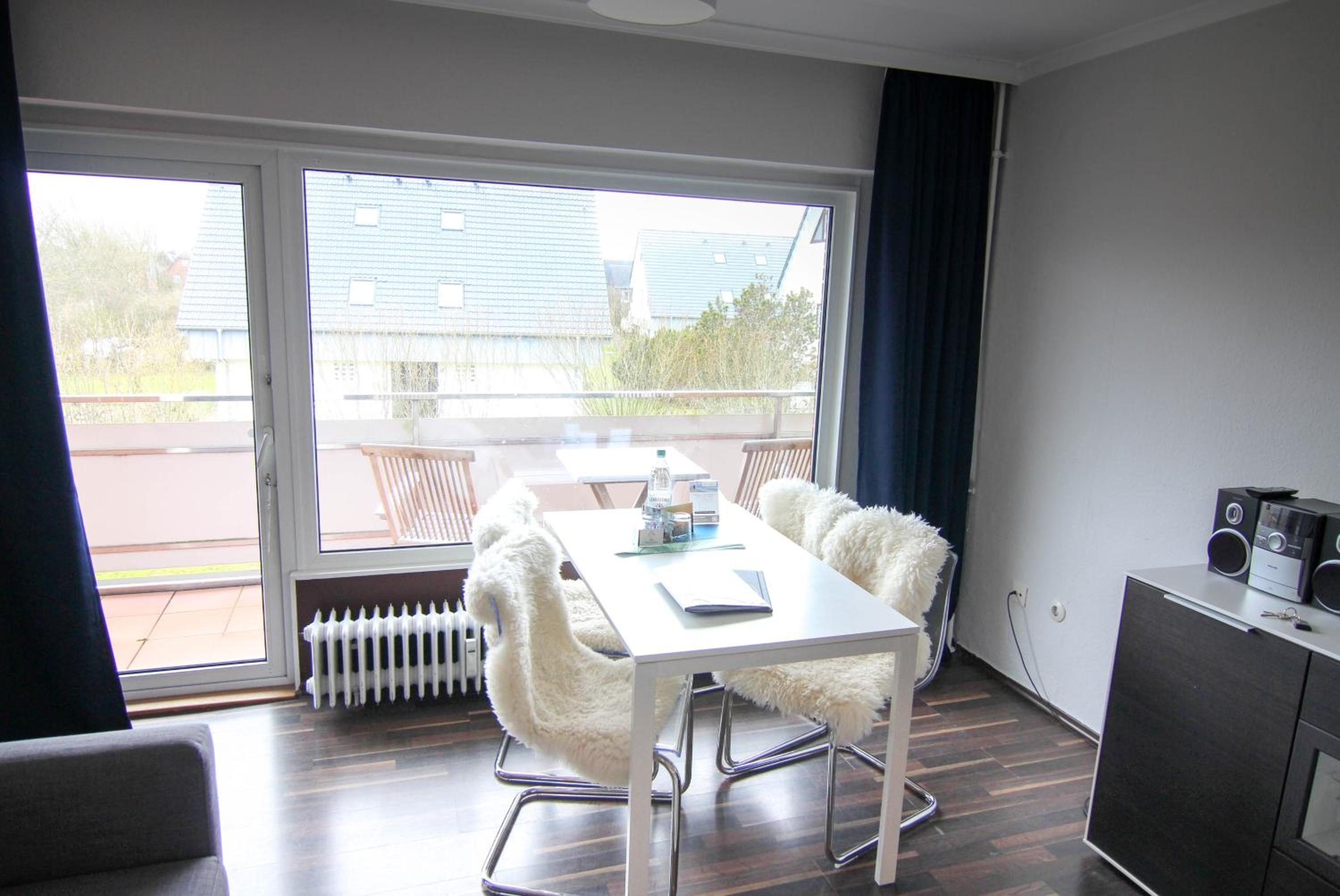 Apartment with Balcony - Photo 7