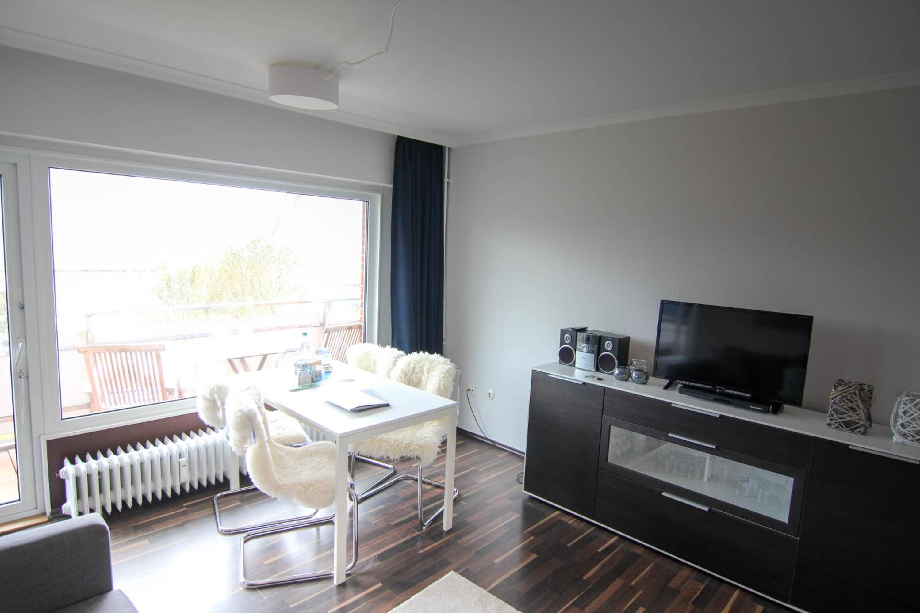 Apartment with Balcony - Photo 4