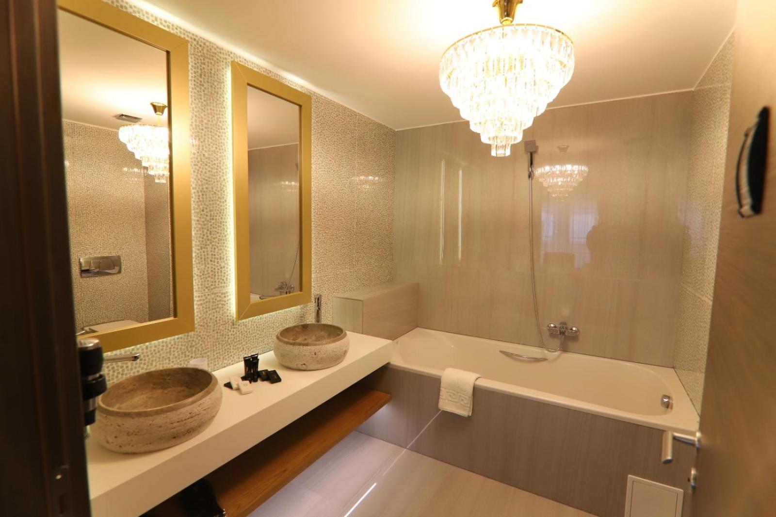 Deluxe Junior Suite - Photo 8