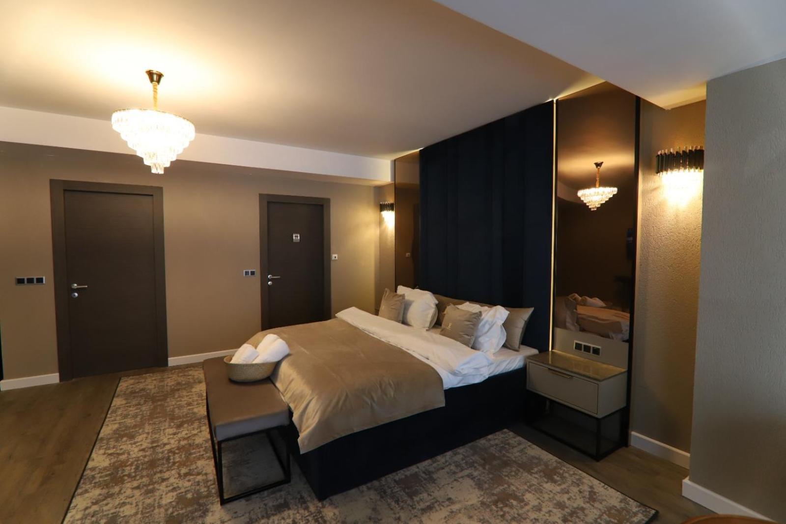 Deluxe Junior Suite - Photo 9