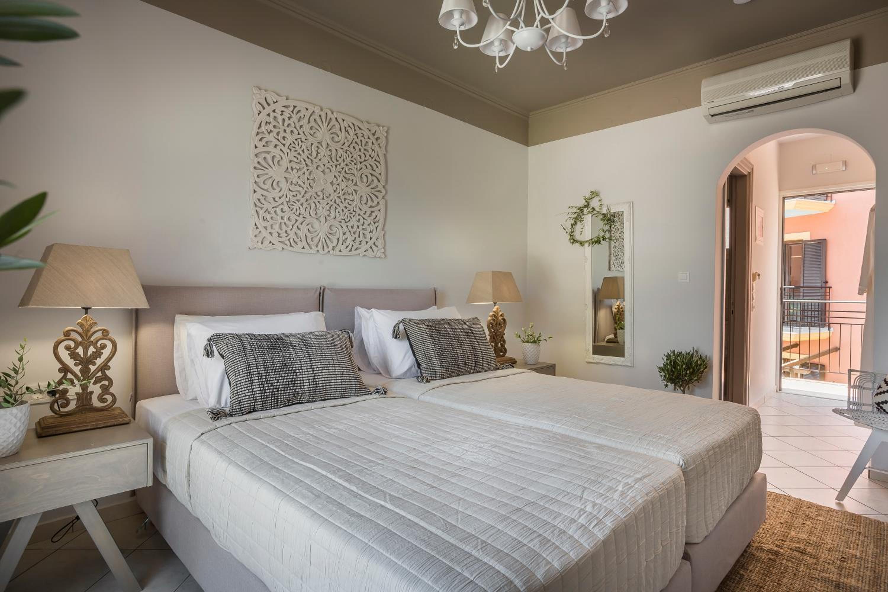 Superior Room with Sea View - Photo 3