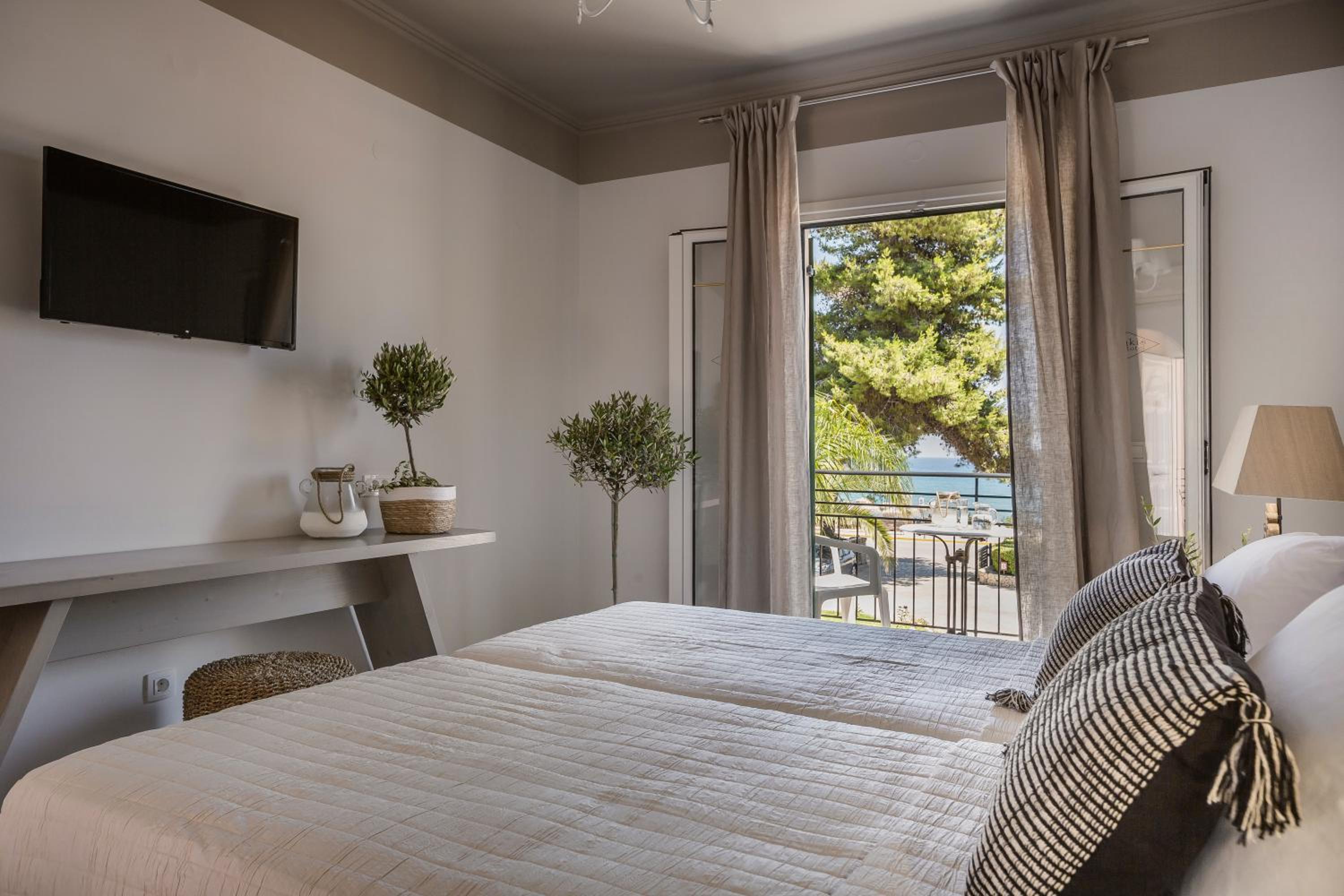 Superior Room with Sea View - Photo 17