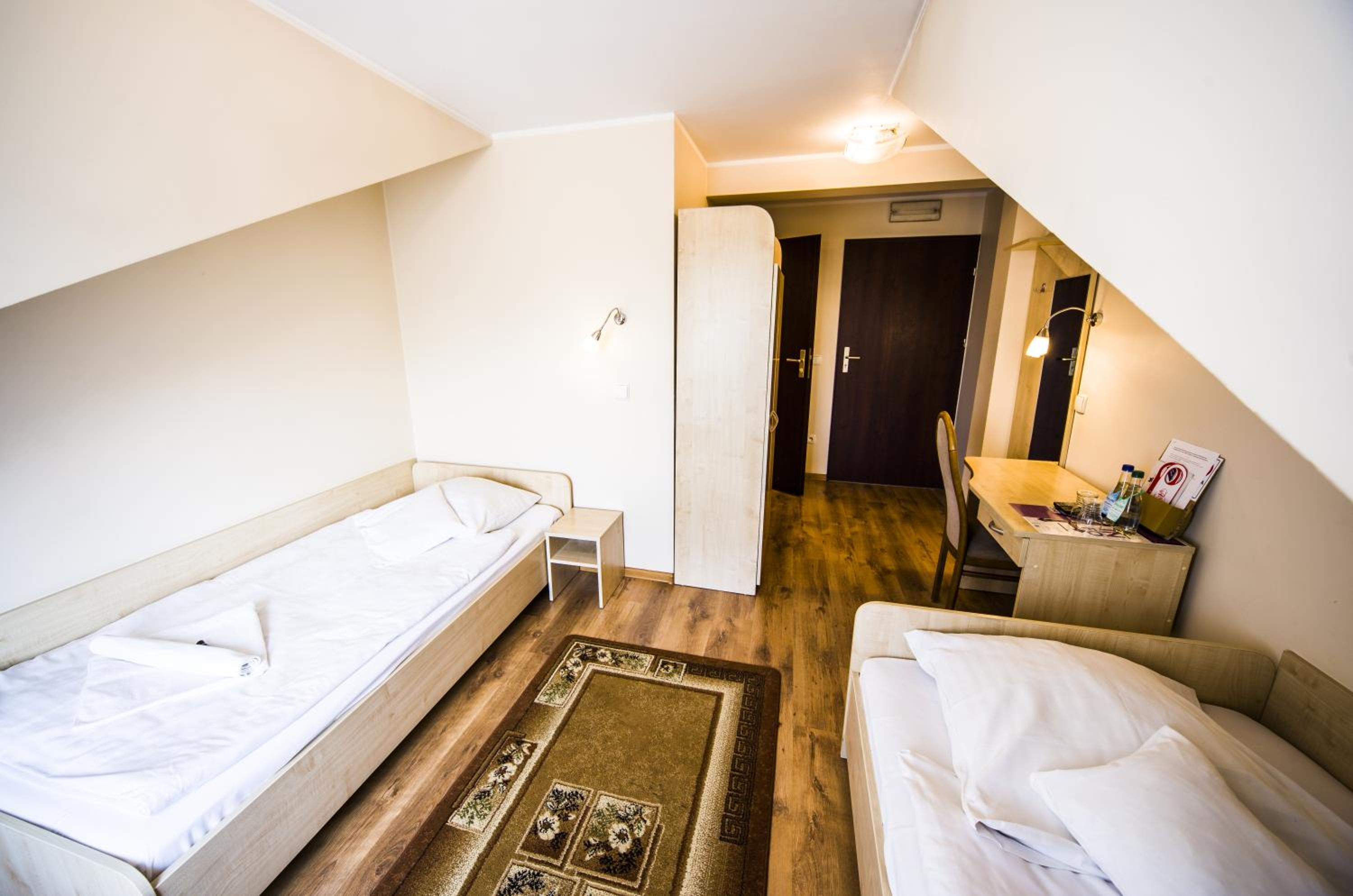 Economy Twin Room - Photo 3
