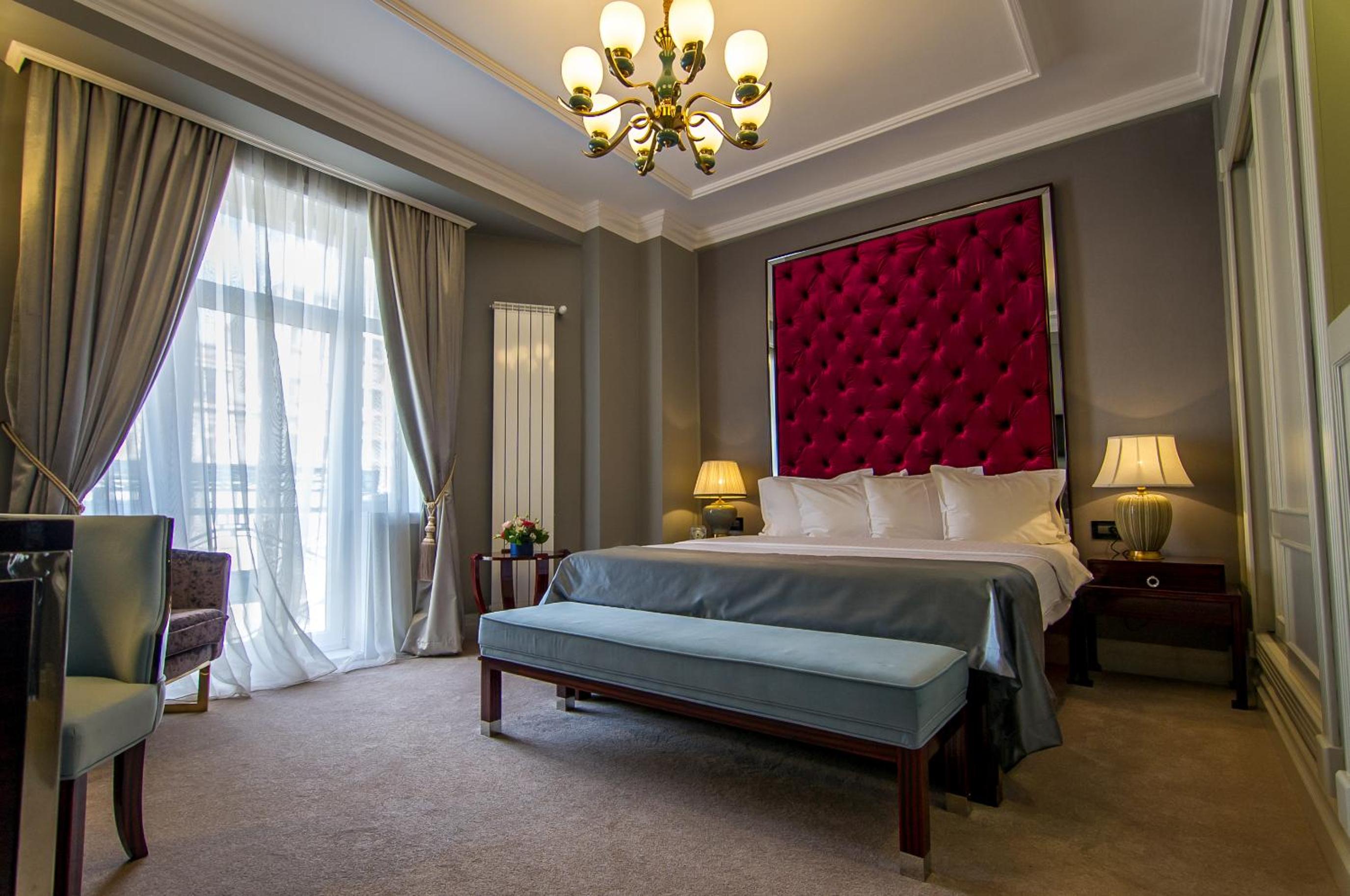 Deluxe King Room - Photo 8