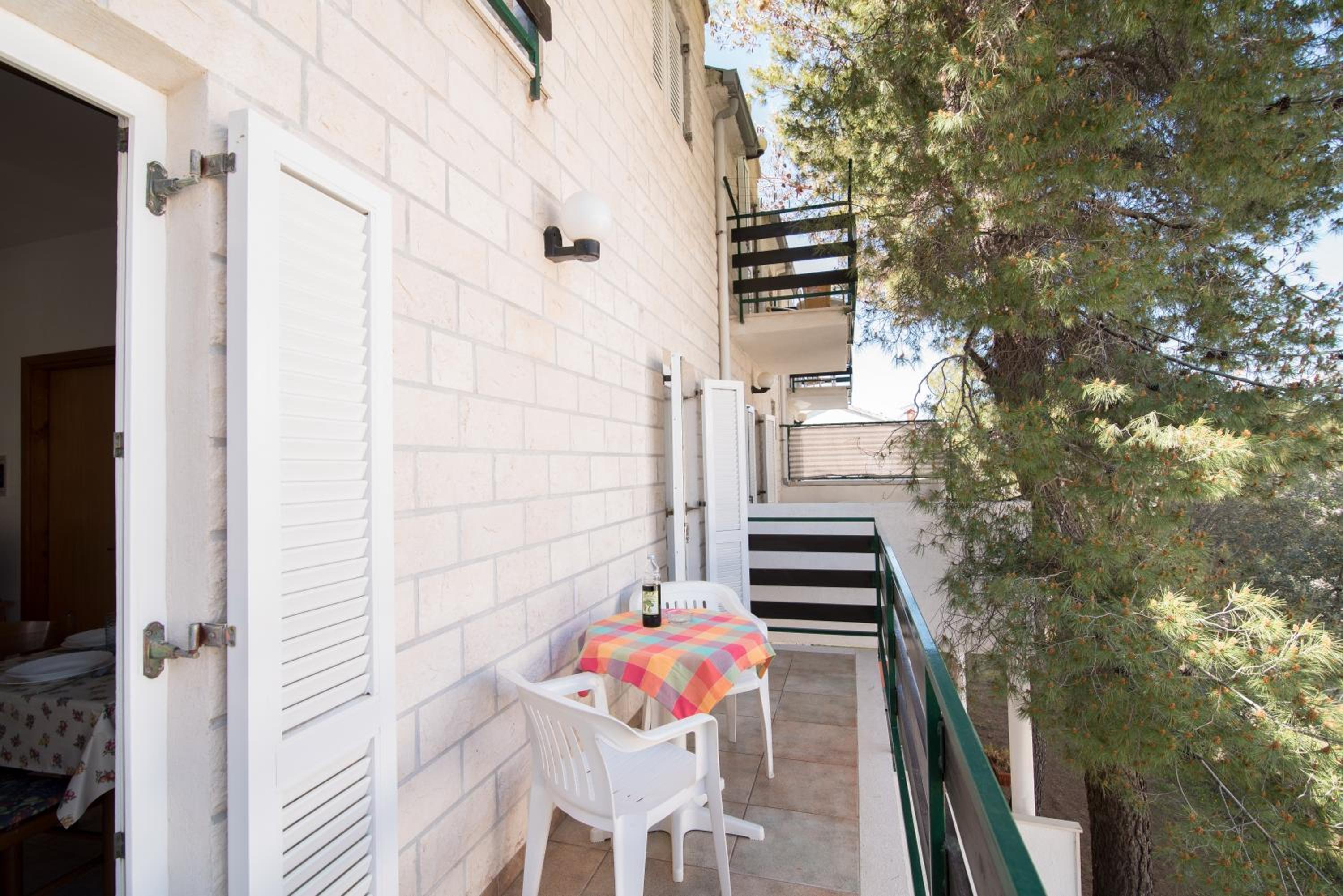 Comfort Two Bedroom Apartment with Terrace and Garden View photo 2