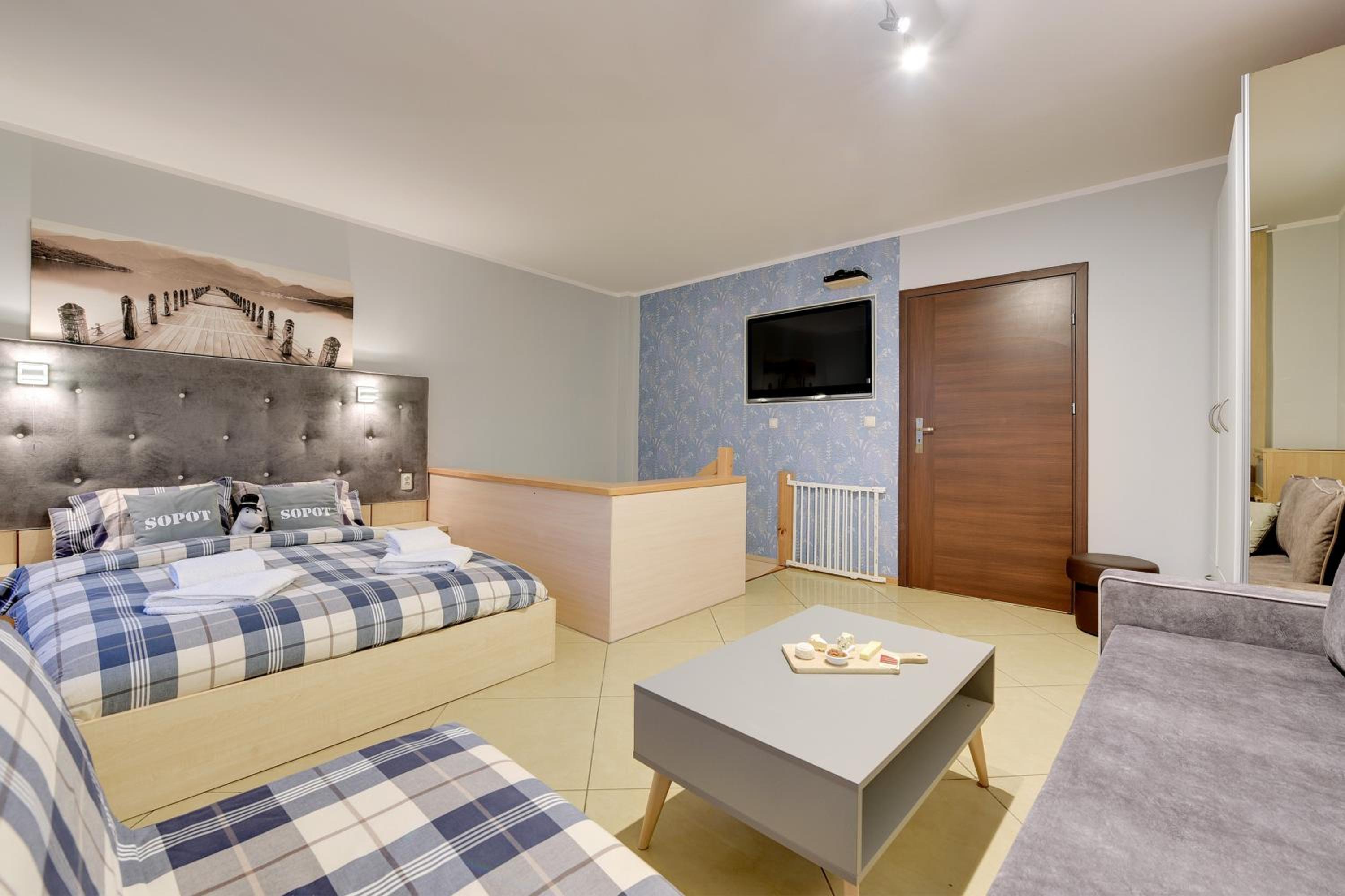 Apartment - Split Level - Photo 3