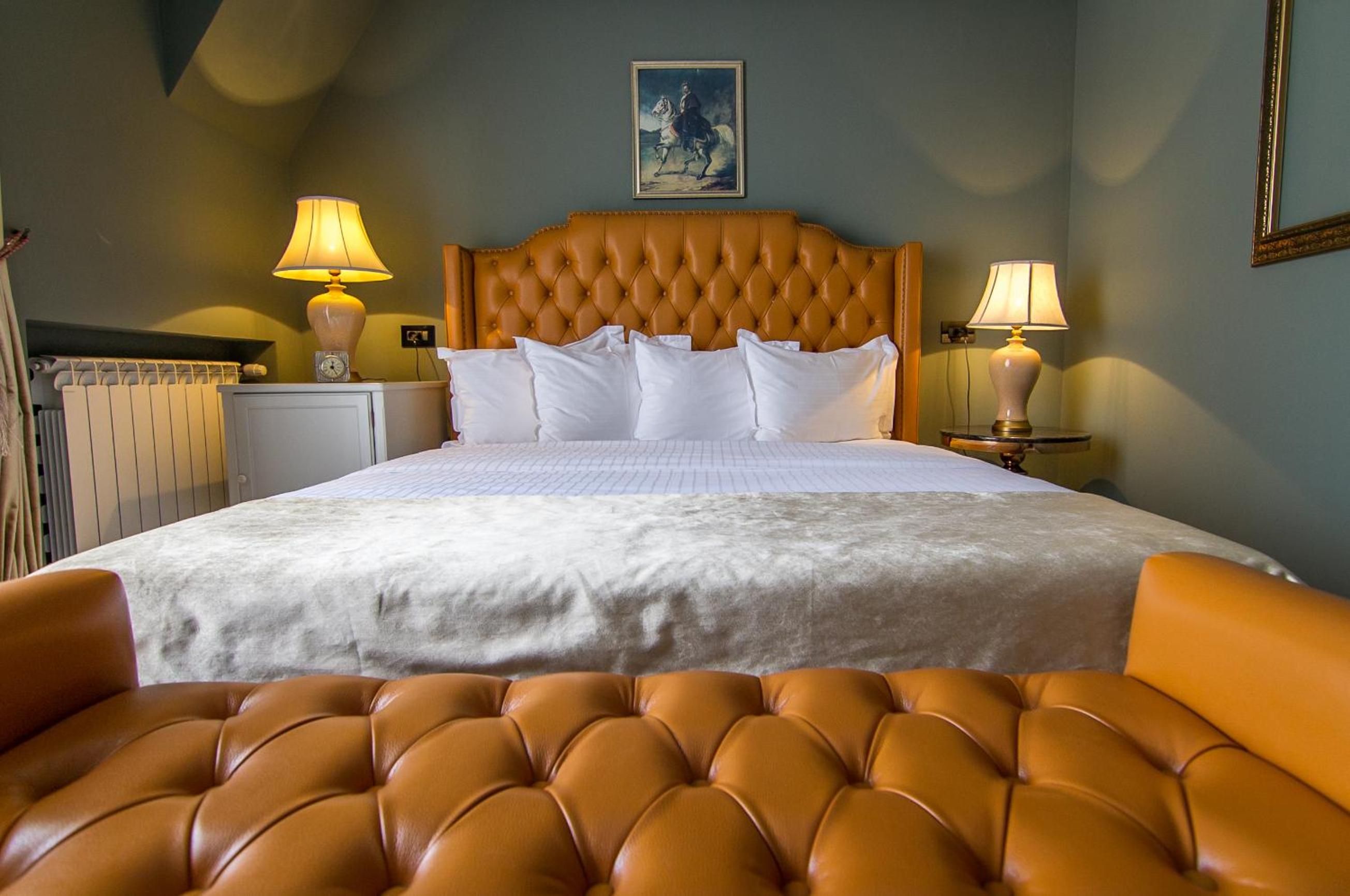 Deluxe King Room - Photo 9