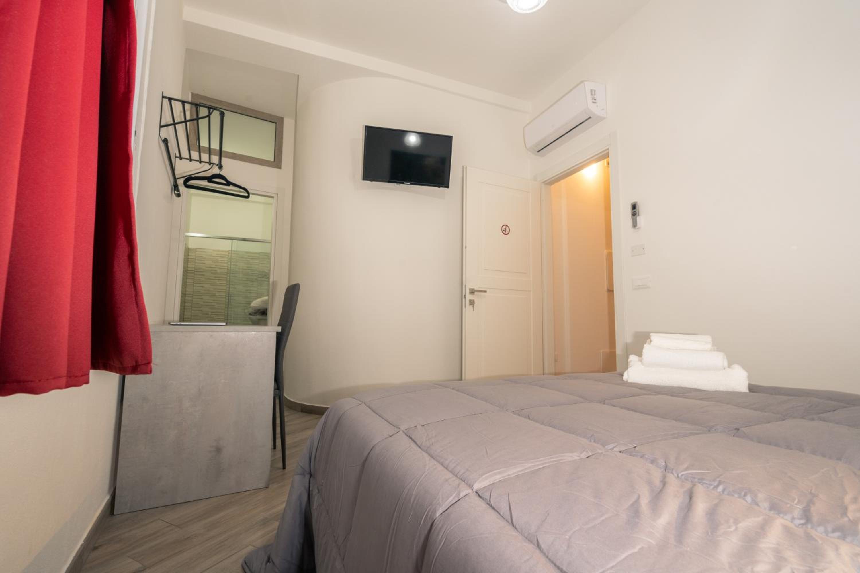 Double Room with Private Bathroom - Photo 6