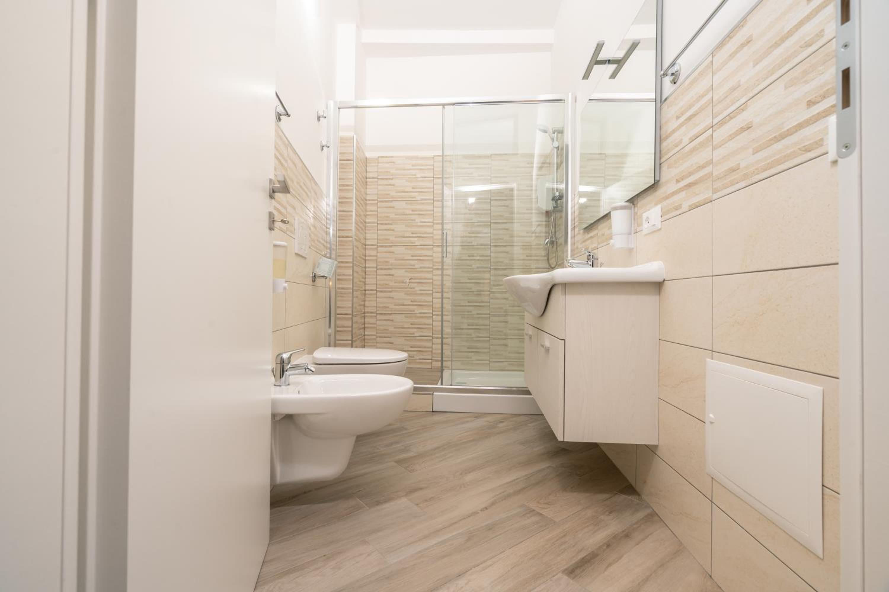 Double Room with Private Bathroom - Photo 2