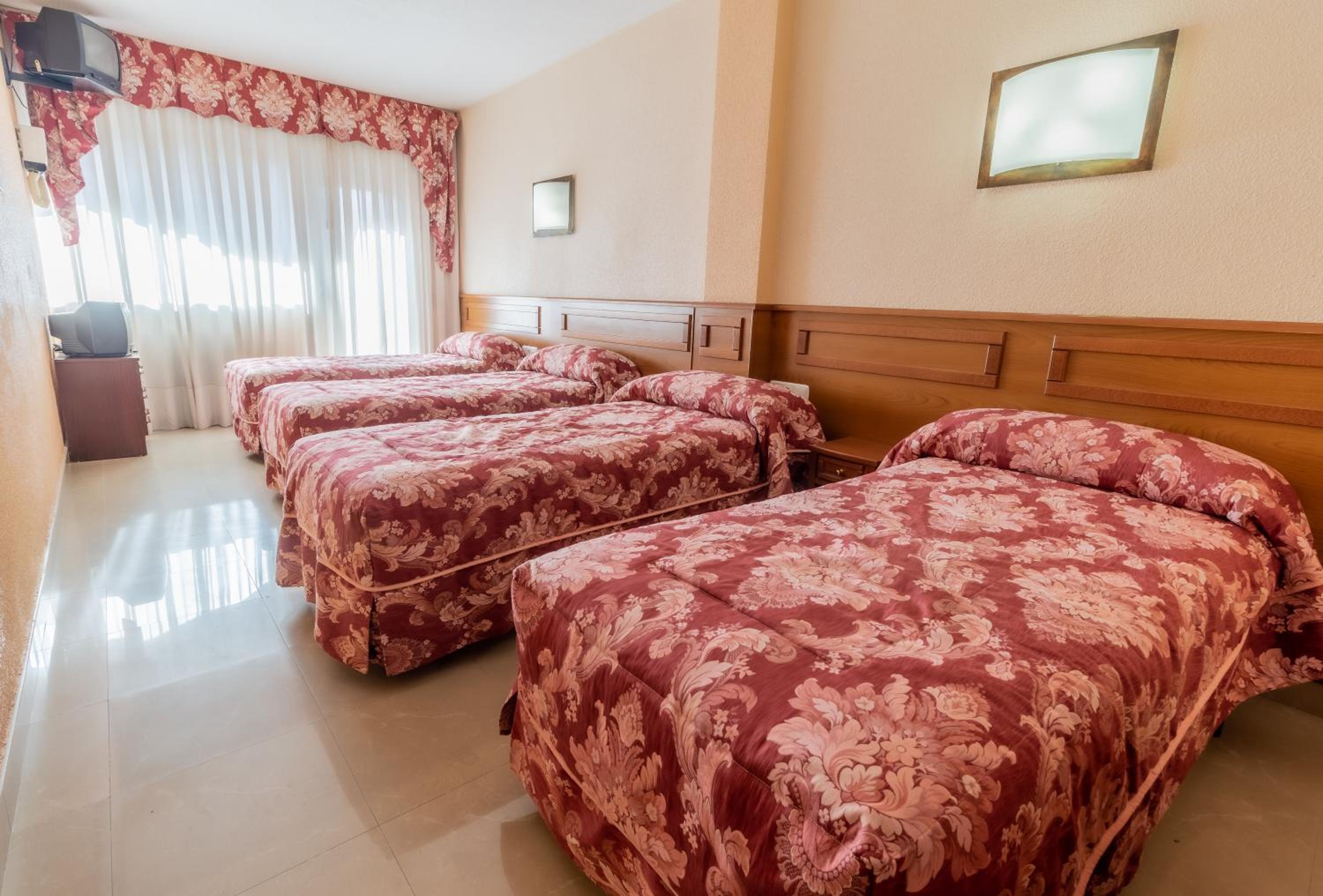 Habitación Triple con Baño Privado
