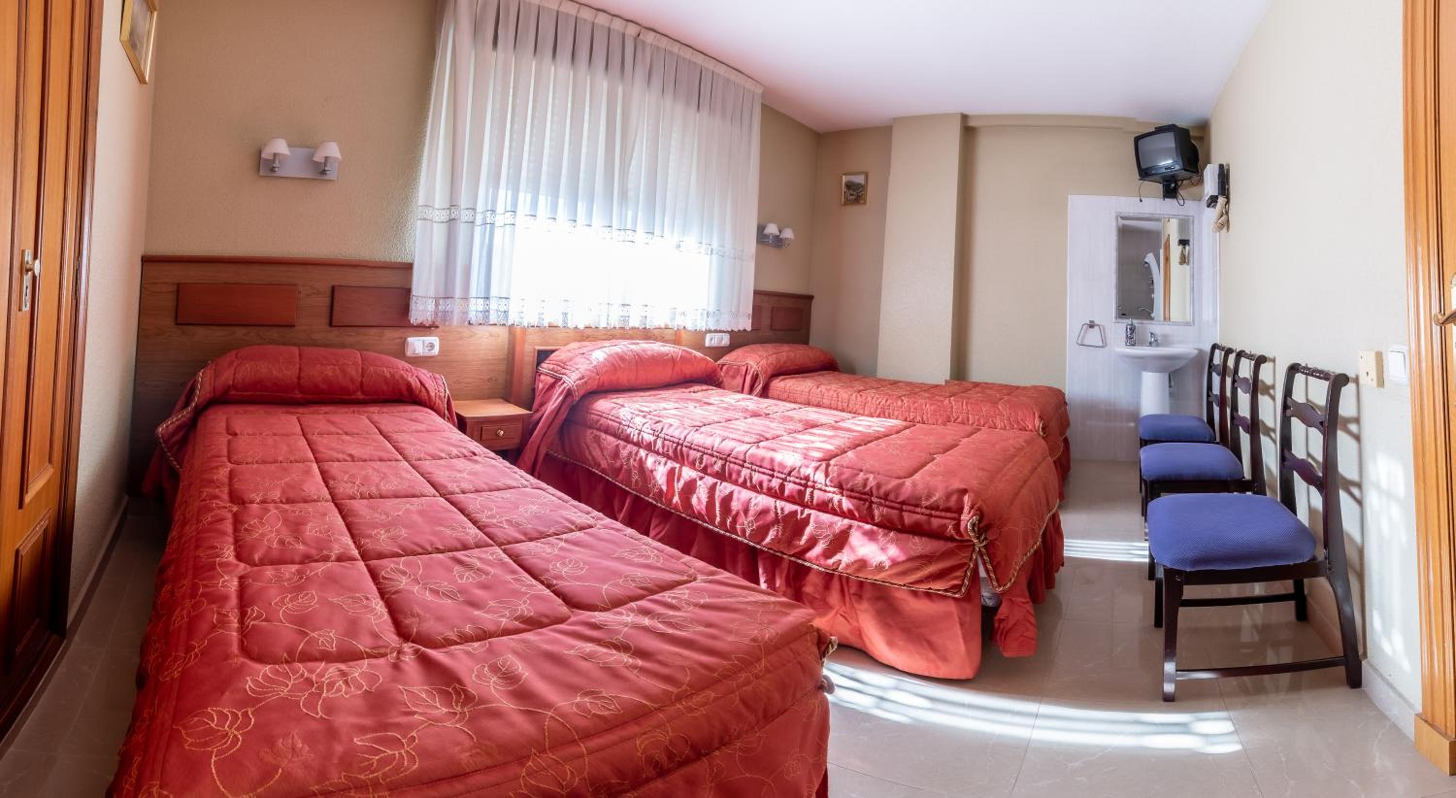 Habitación Triple con Baño Compartido